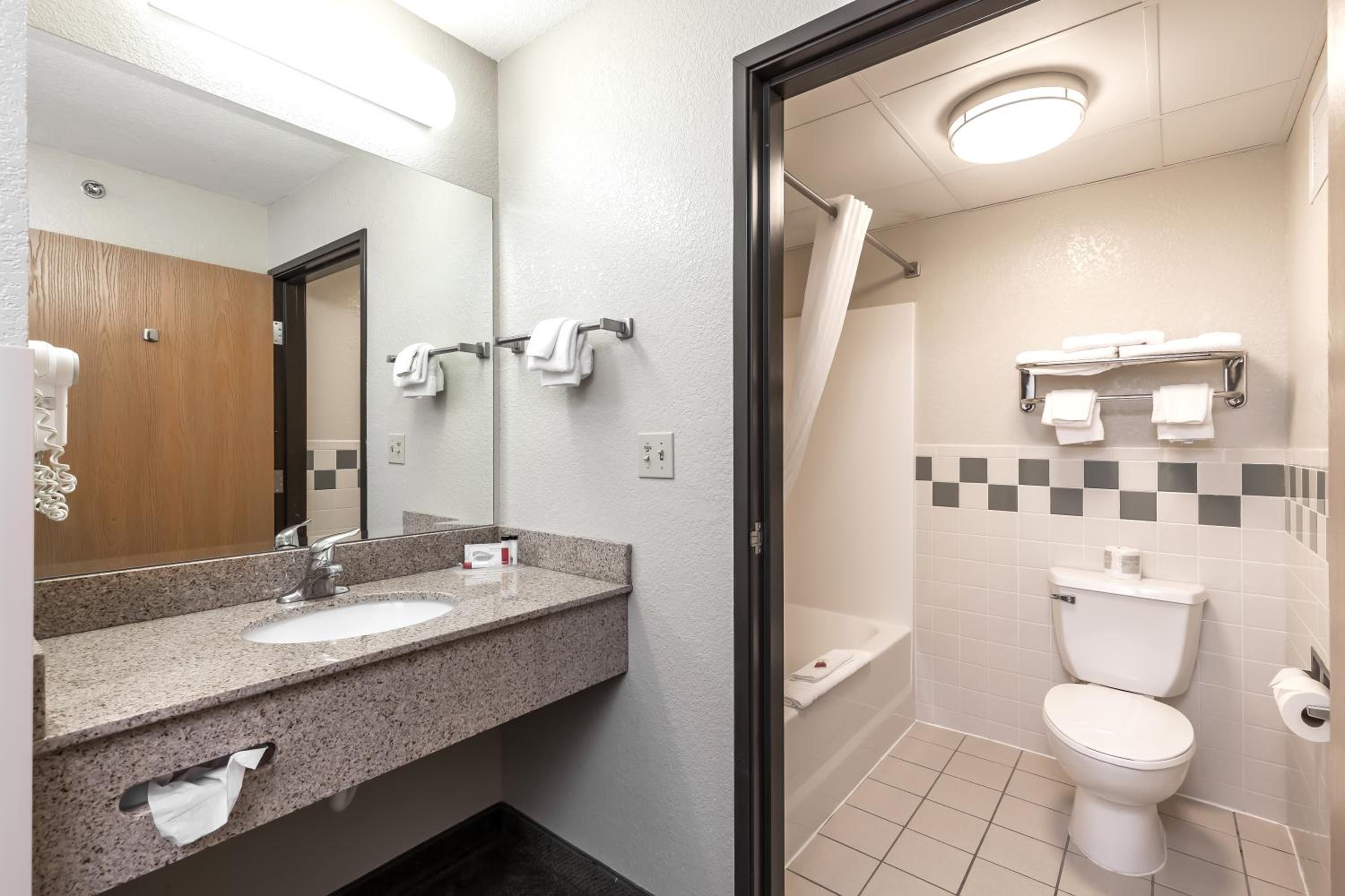 Business King Room - Pet Friendly photo 3