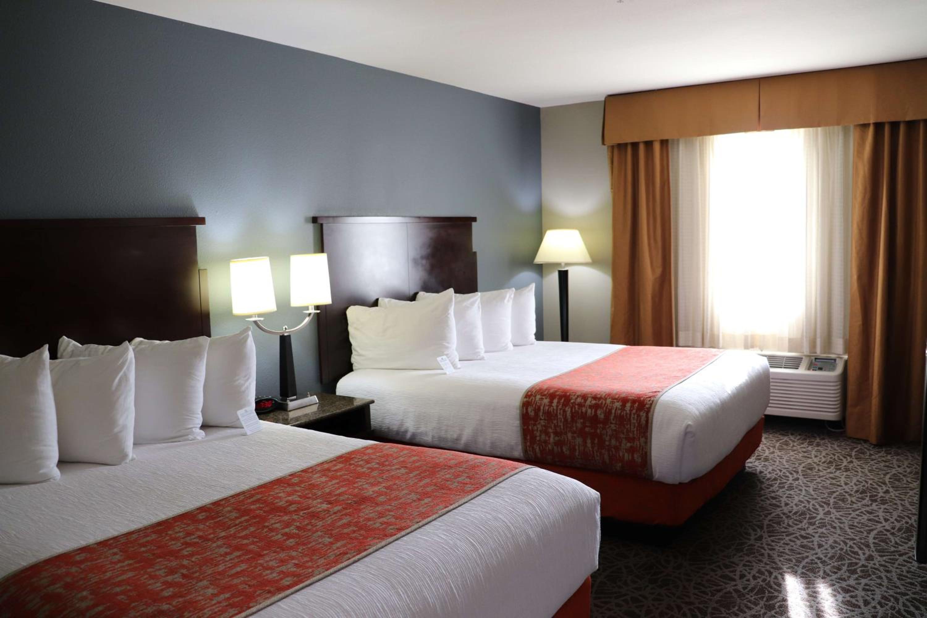 Queen Room with Two Queen Beds - Photo 1