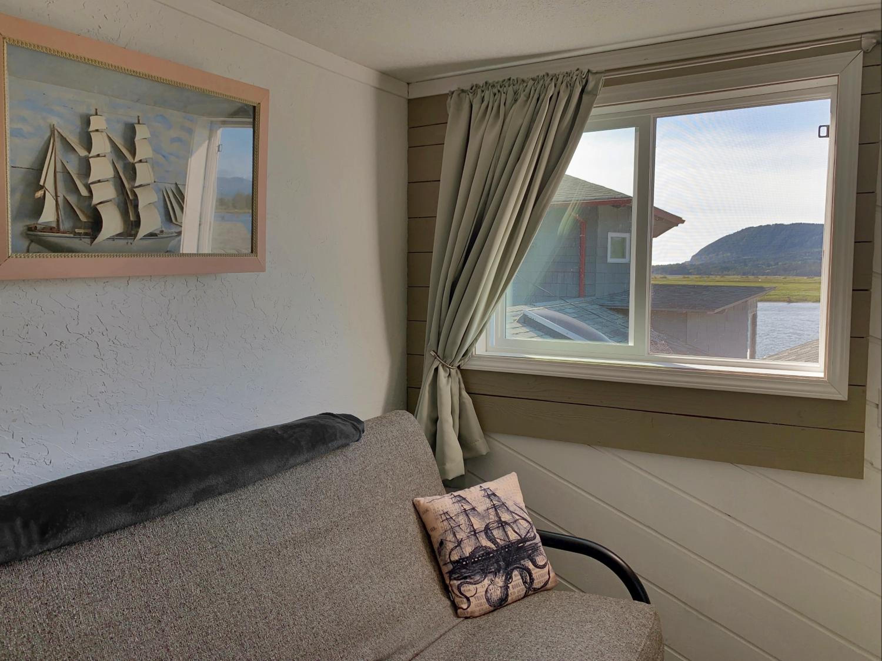 Quadruple Room with Private Bathroom photo 2