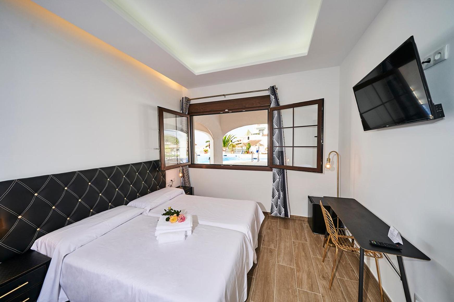 Habitación triple con vista a la piscina