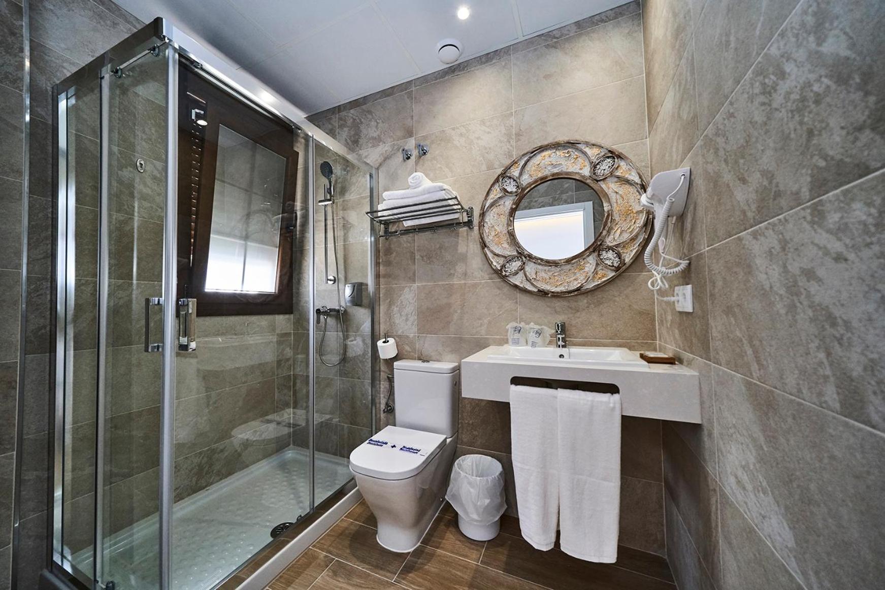 Standard Double or Twin Room photo 3