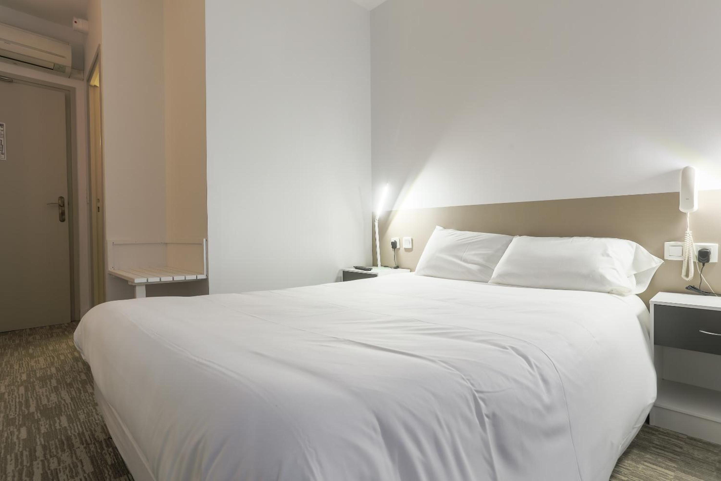 Standard Double Room - Photo 4