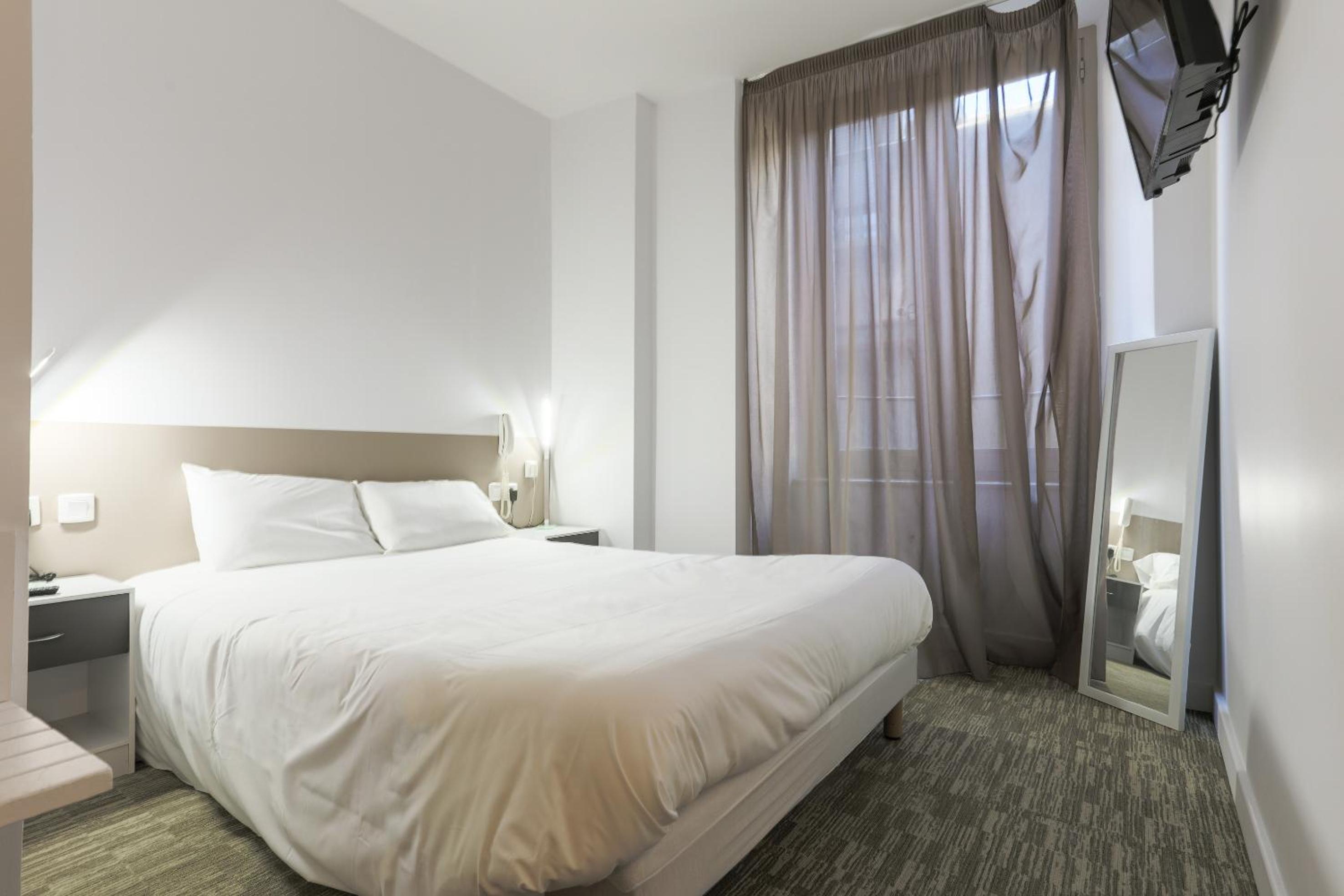 Standard Double Room - Photo 3