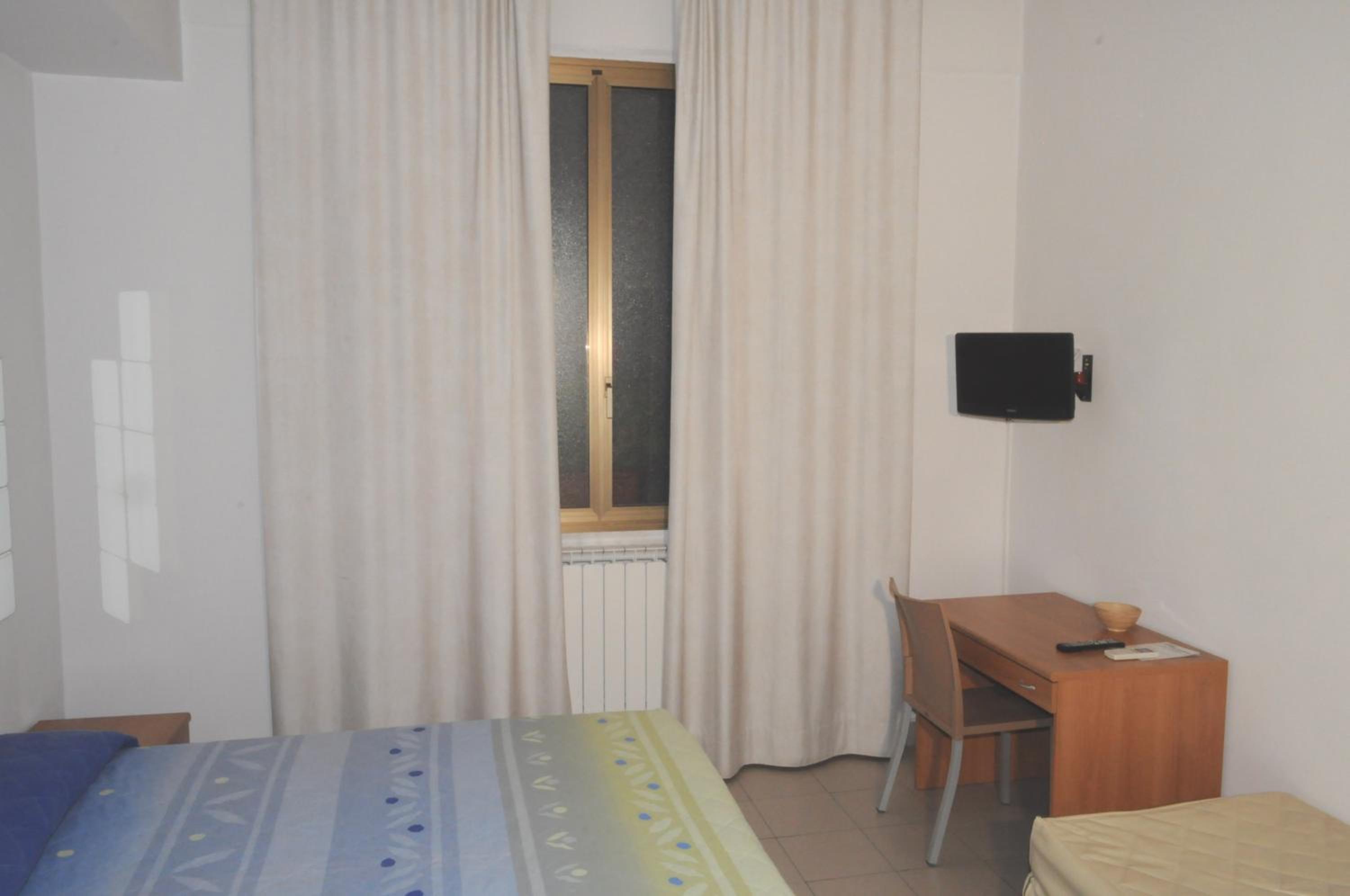 Double or Twin Room - Photo 5