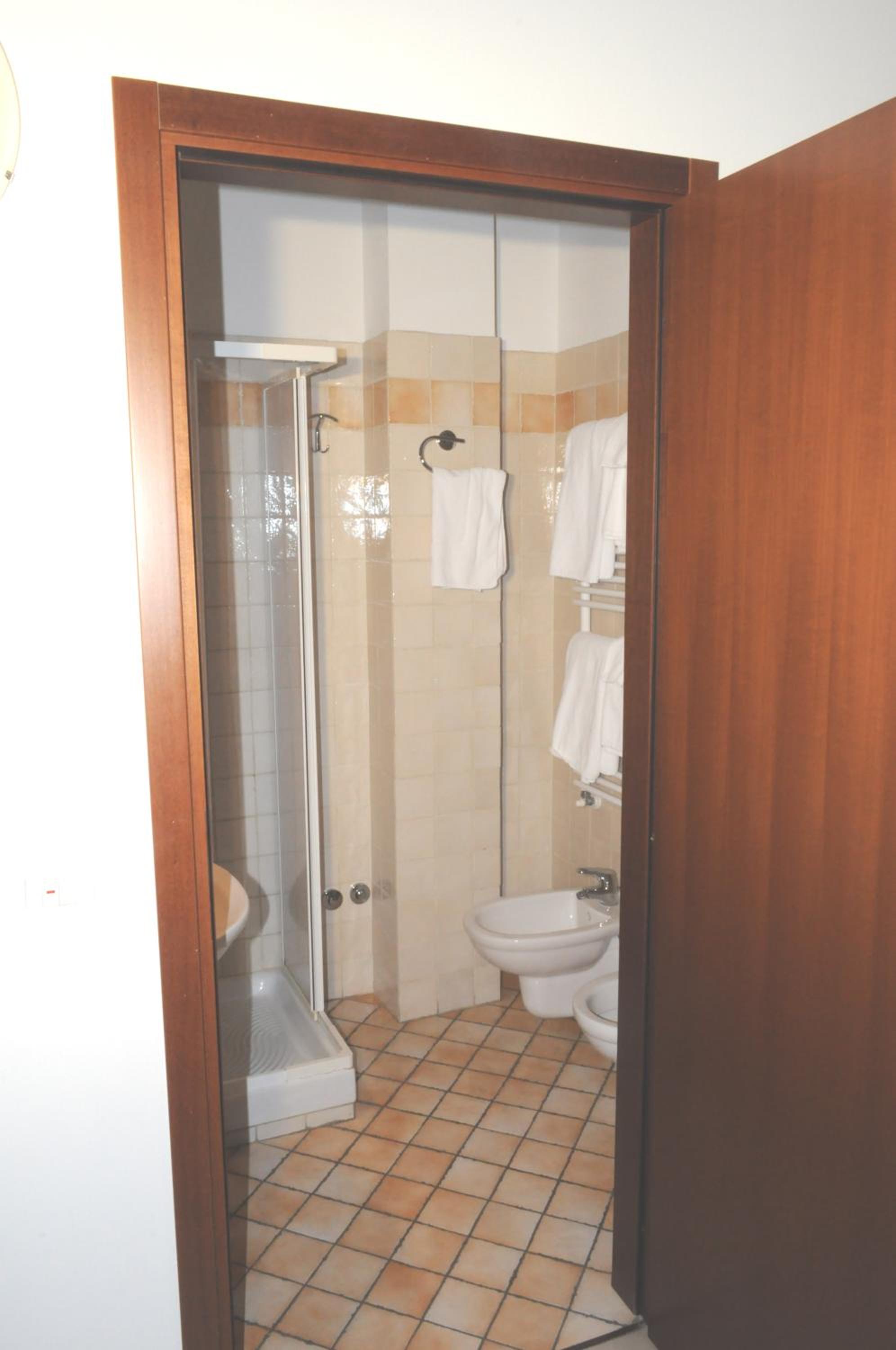 Double or Twin Room - Photo 9