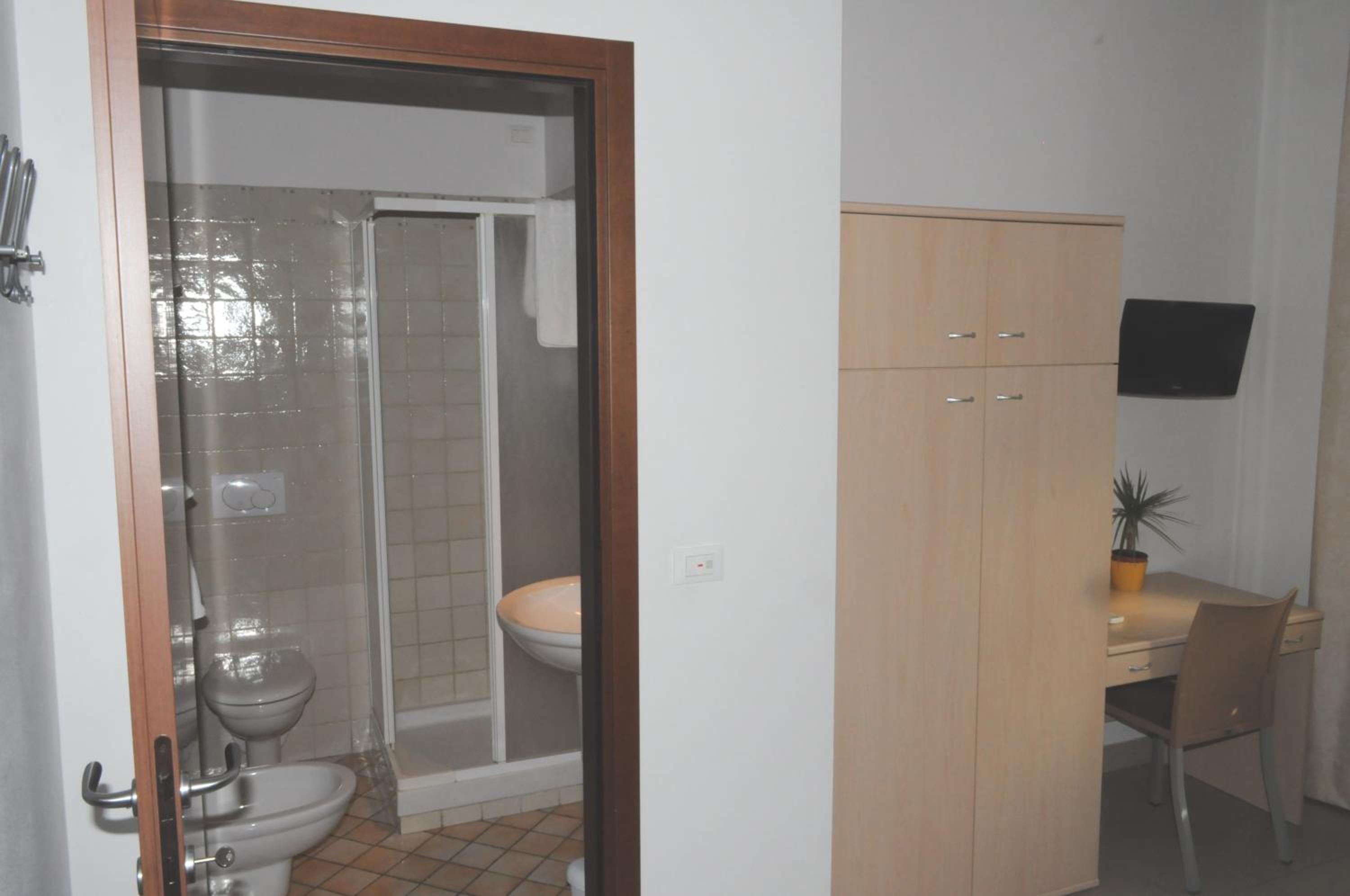 Double or Twin Room - Photo 10