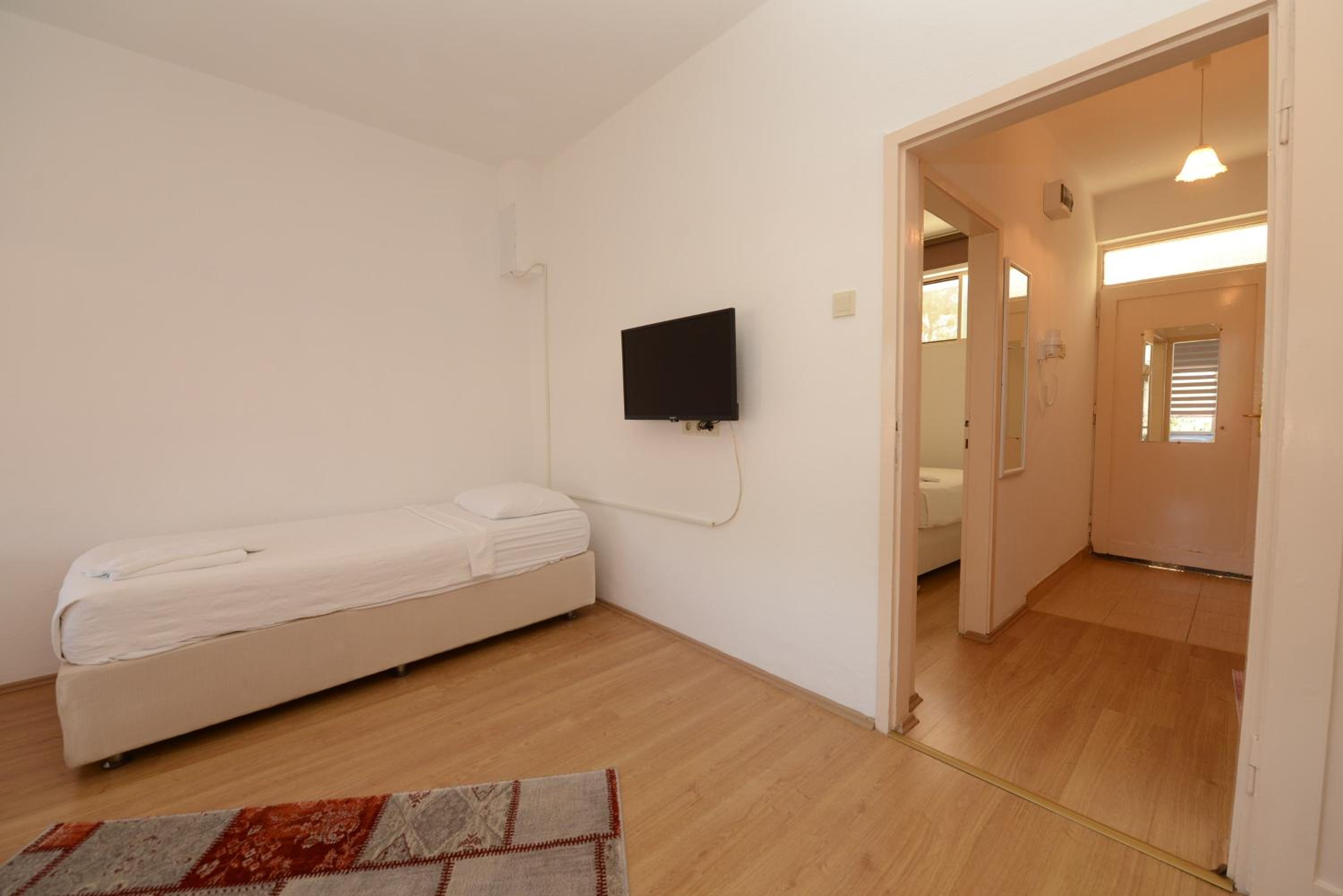 Quadruple Room With Balcony - Photo 13