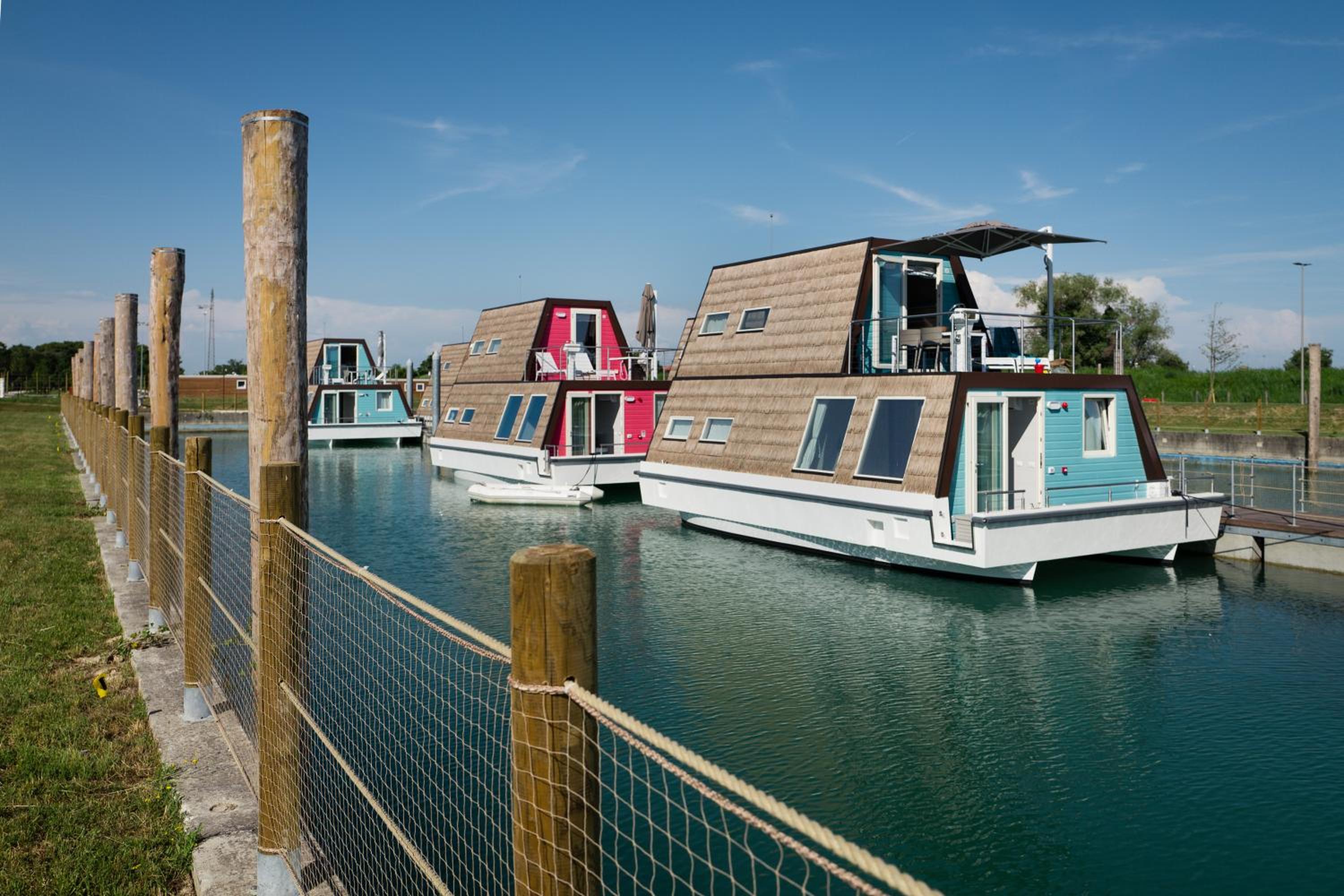 Houseboat  - Photo 17