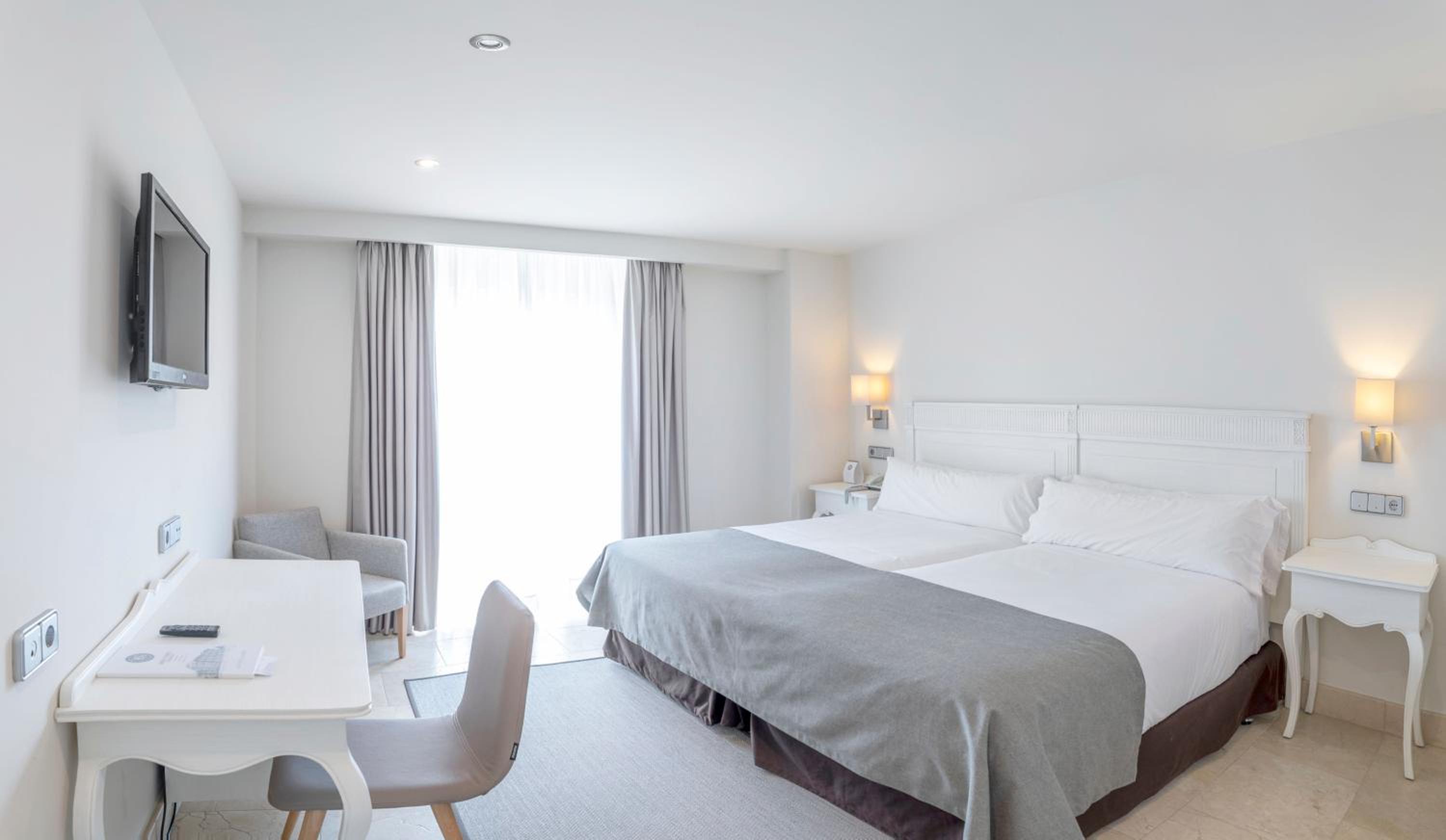 Double or Twin Room - Photo 6