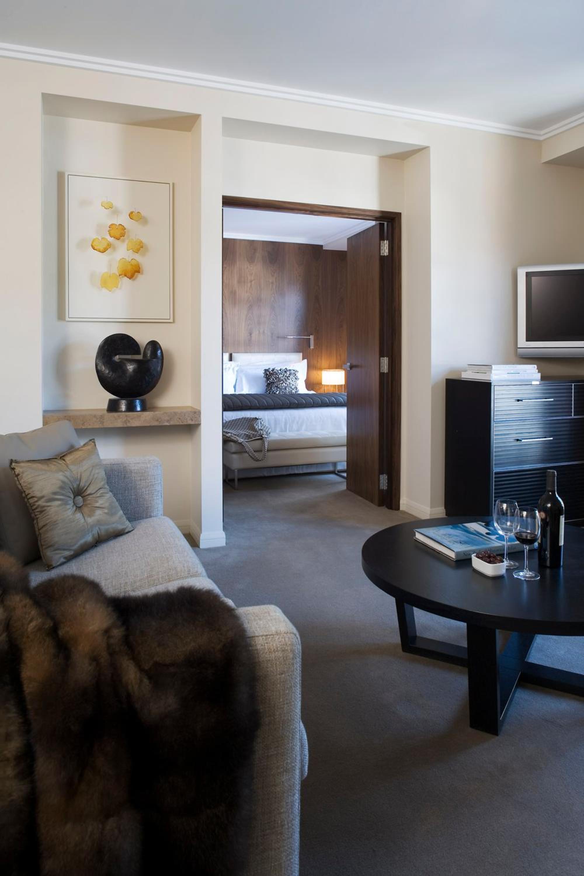 Junior King Suite with Balcony - Photo 2