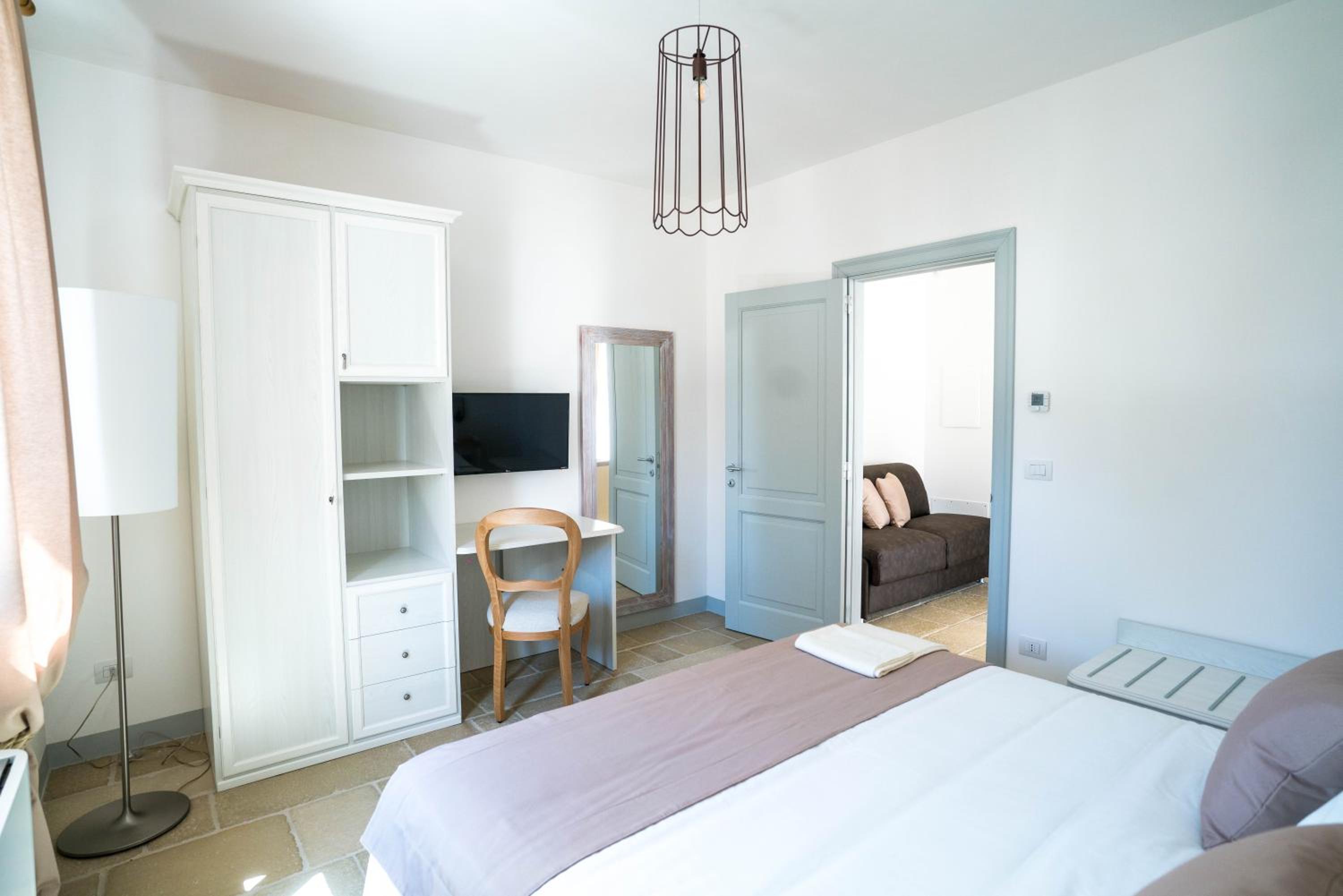 Studio Apartment - Photo 2
