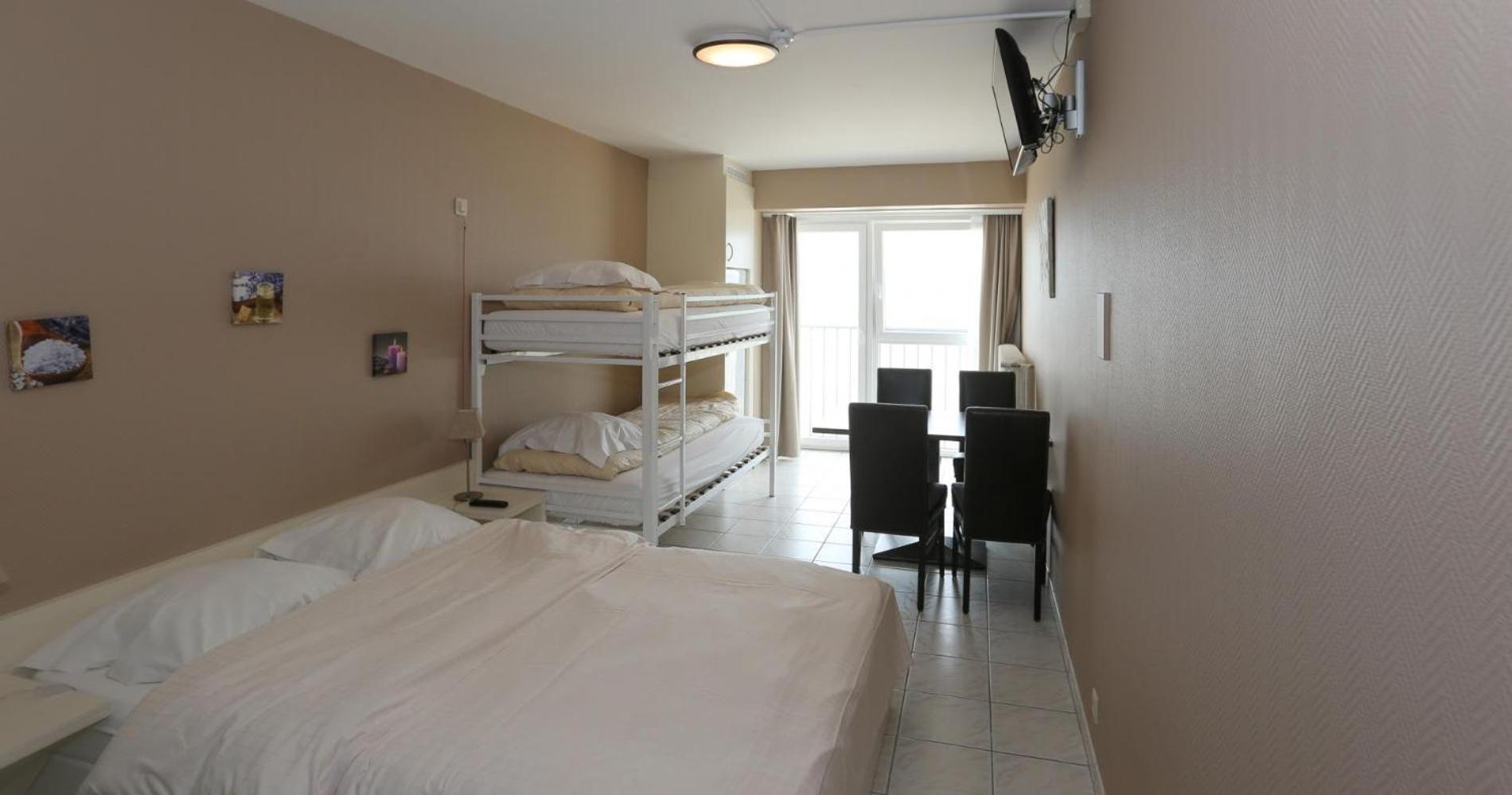 Quadruple Room with Sea View - Photo 19