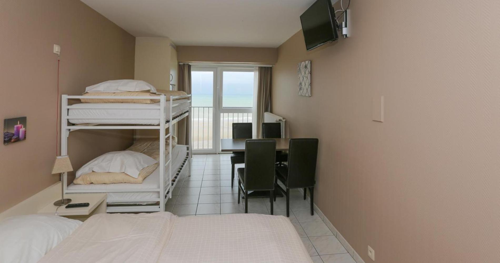 Quadruple Room with Sea View - Photo 20
