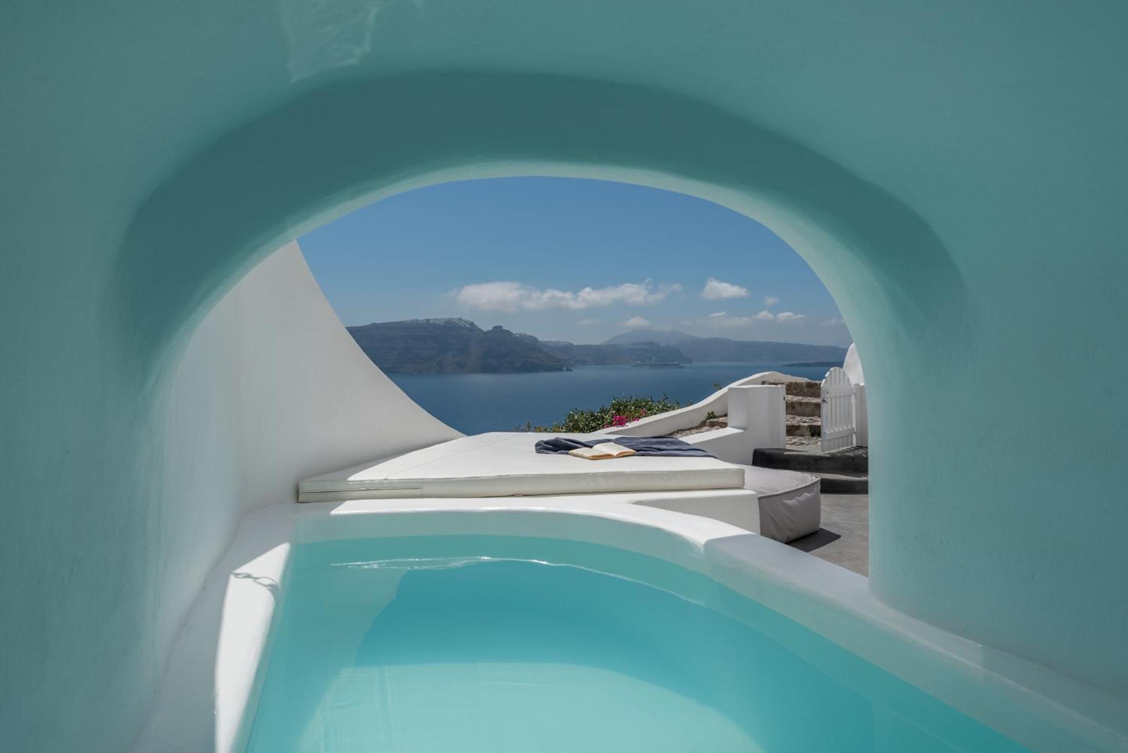 Artist's Suite with Plunge Pool and Caldera View photo 2
