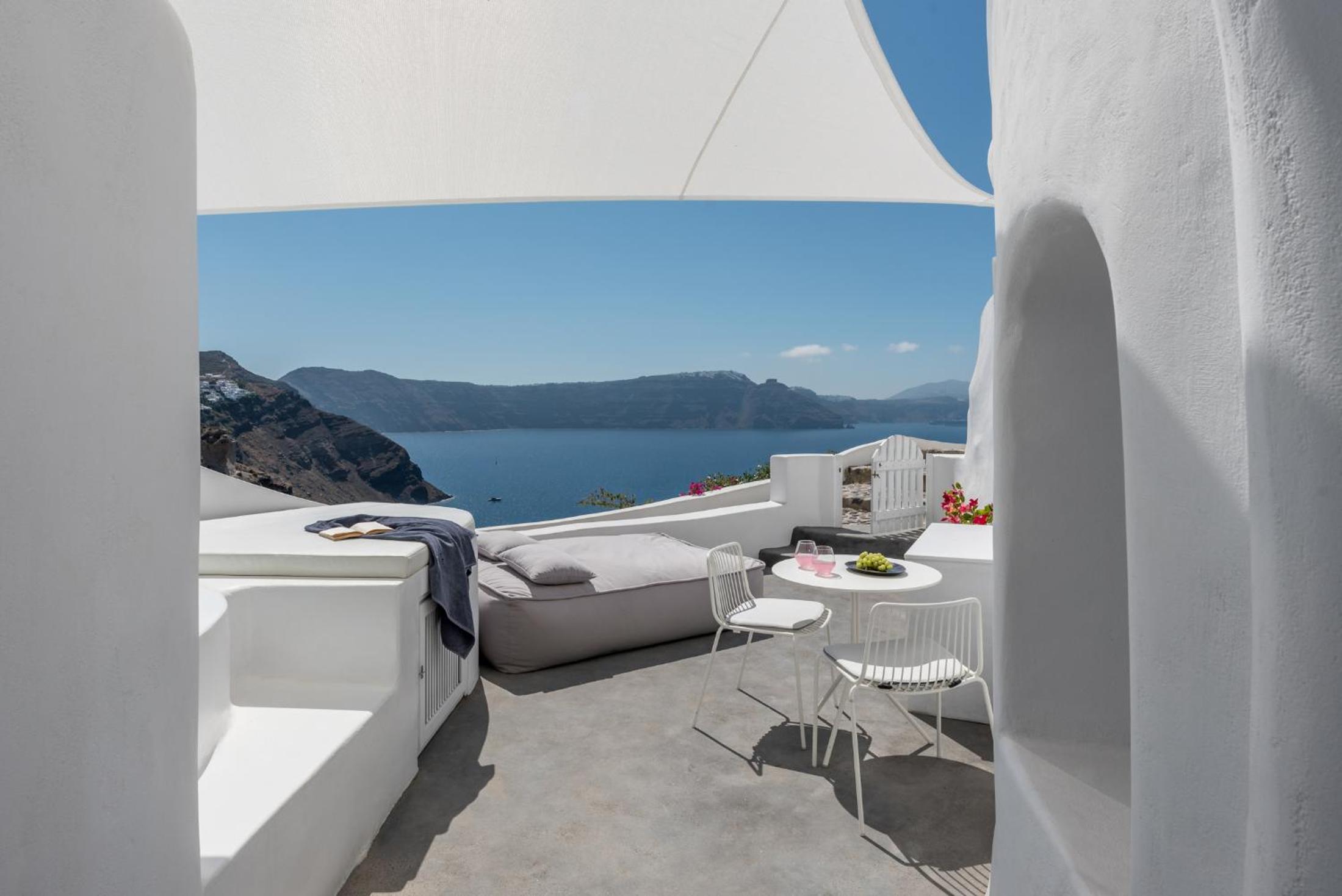 Artist's Suite with Plunge Pool and Caldera View photo 3