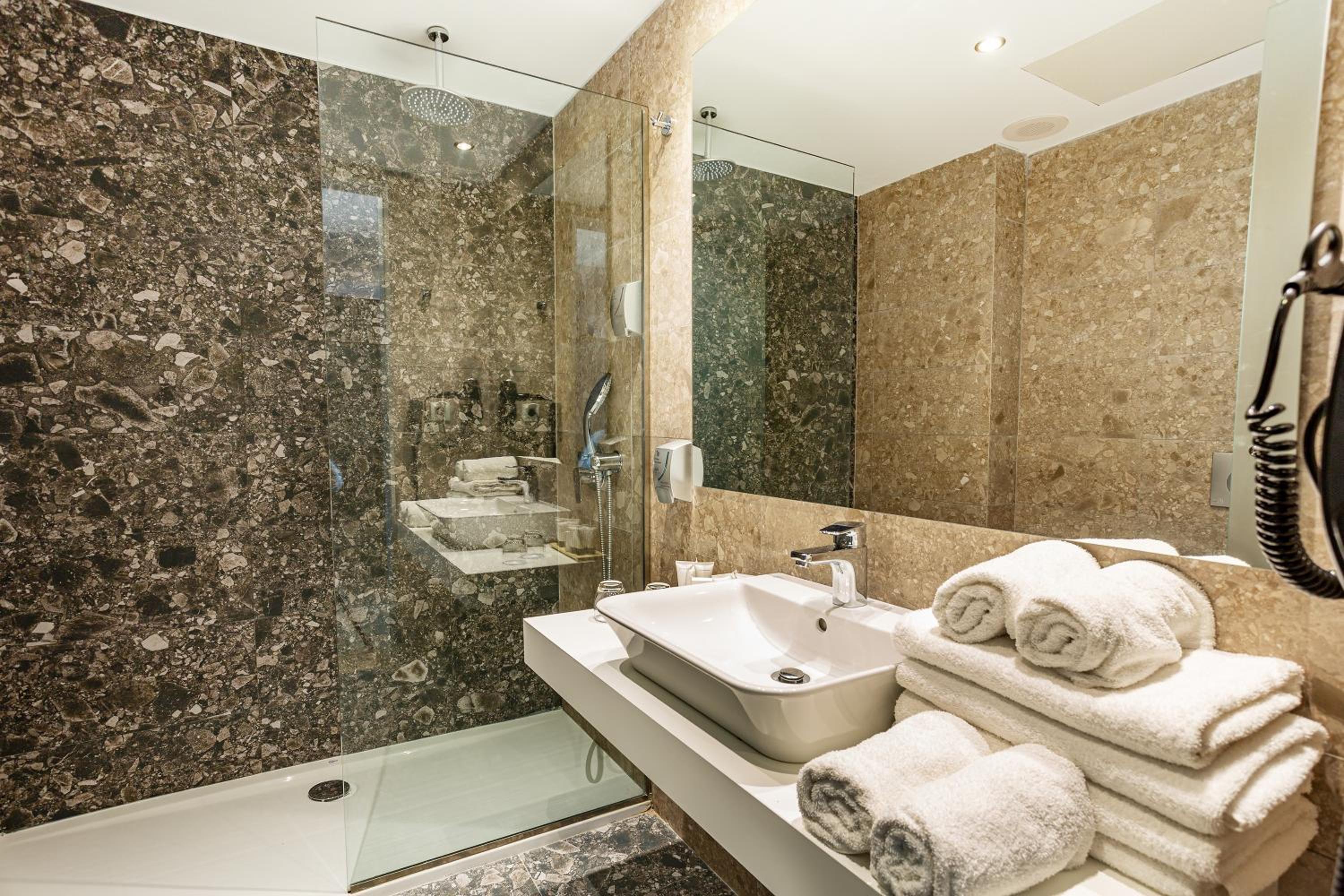 Double or Twin Room with Mountain View