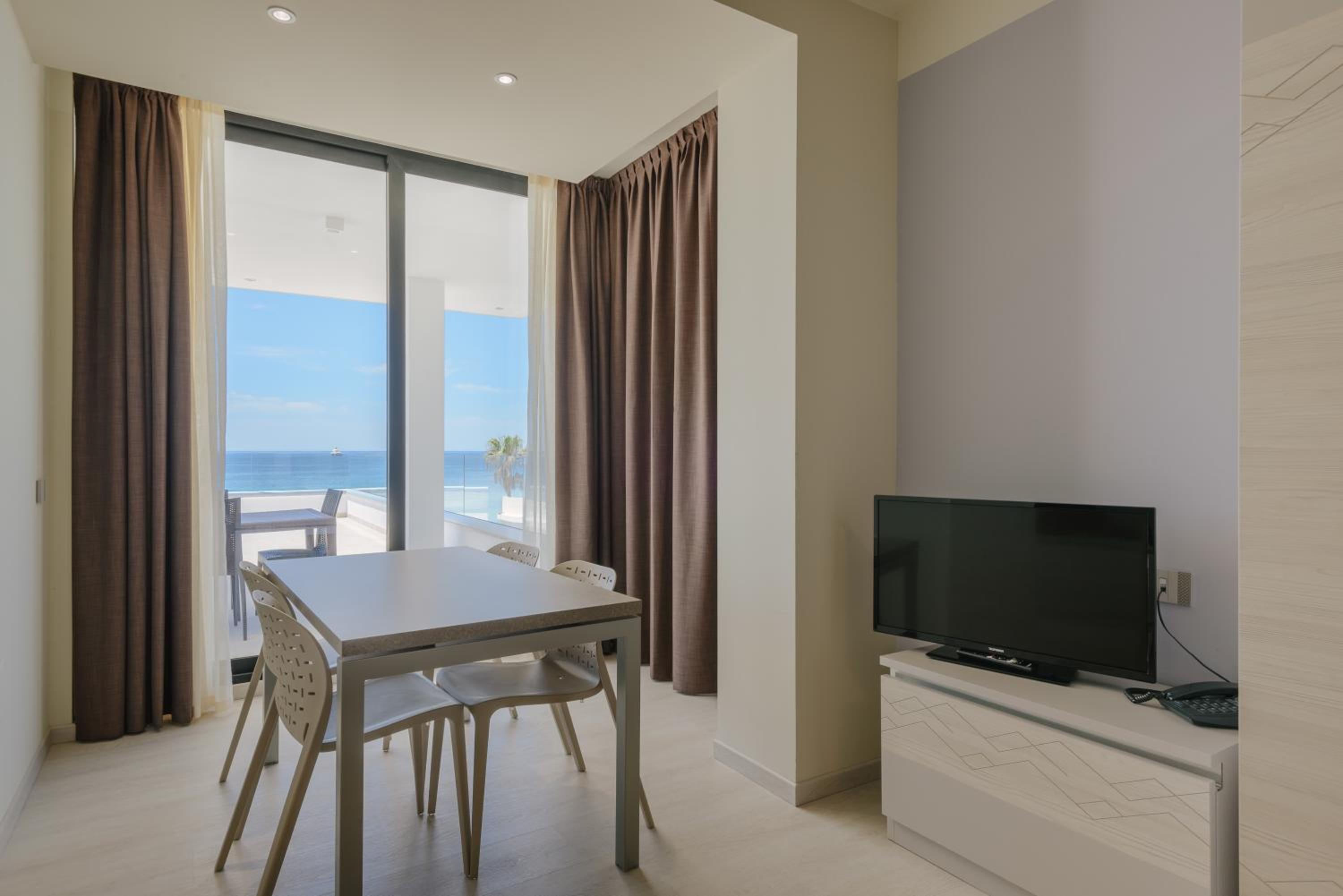 Superior Einzimmer-Apartment mit Terrasse und Meerblick und Jacuzzi