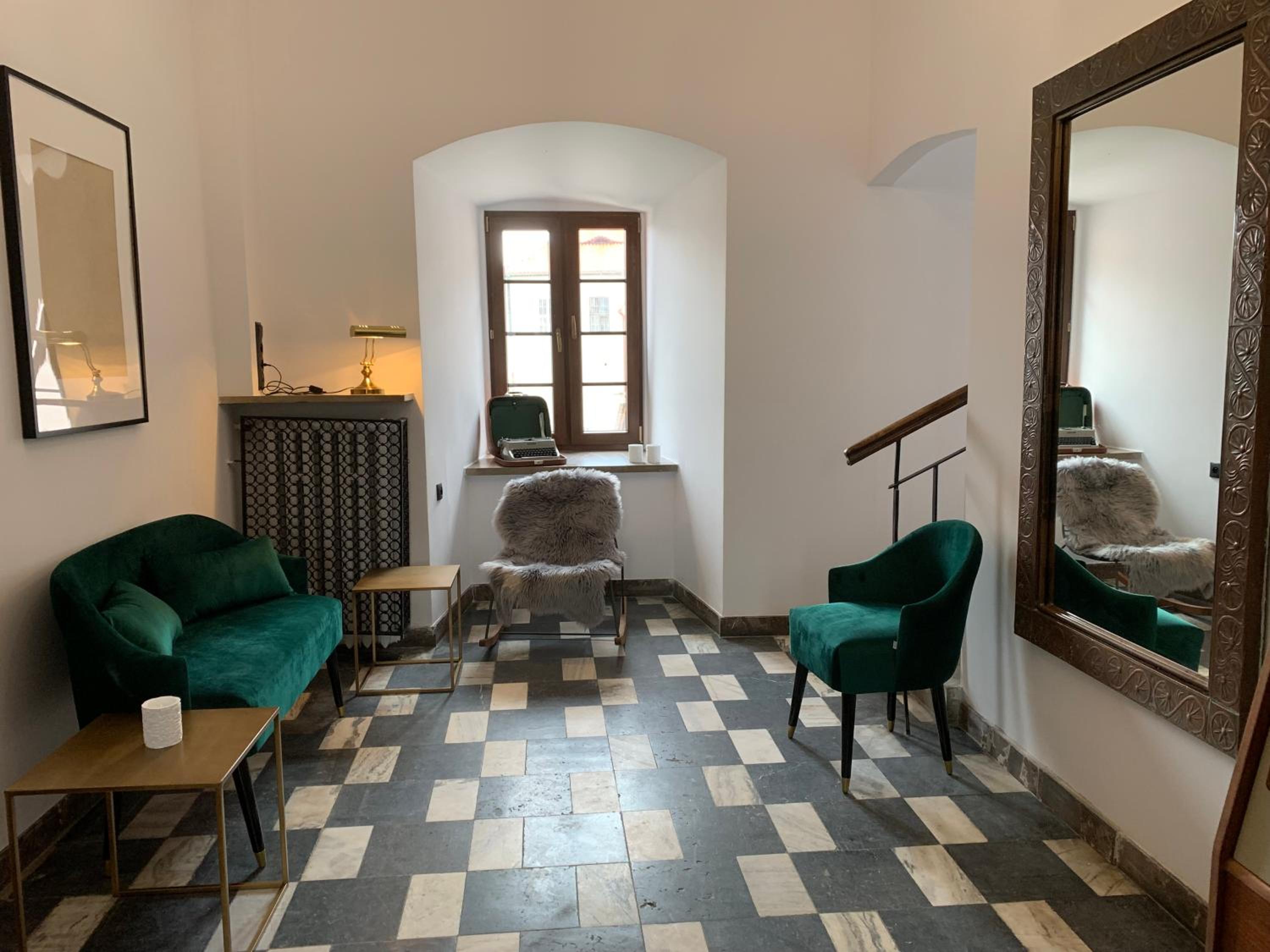 One-Bedroom Apartment - Photo 12