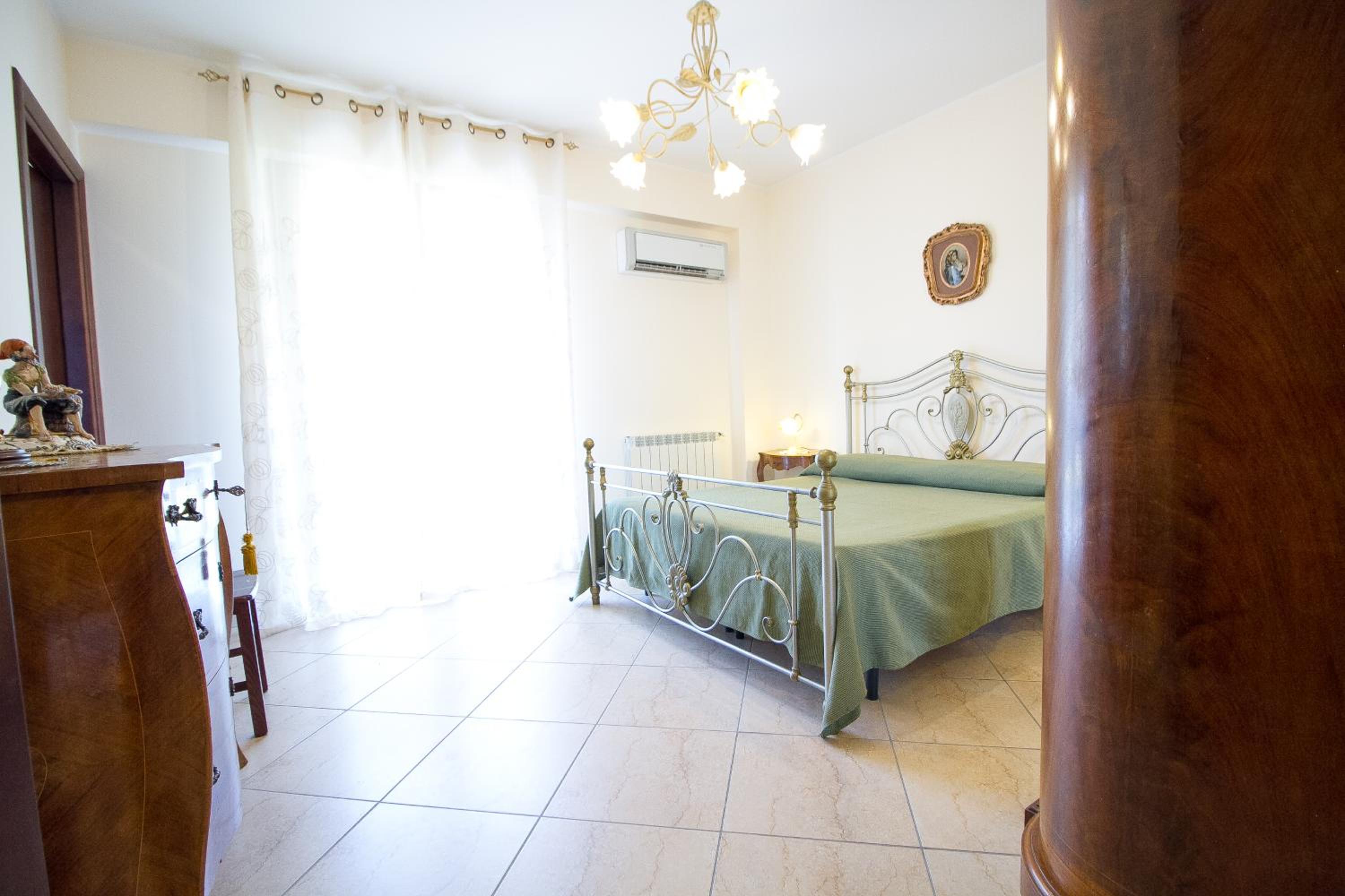 Six-Bedroom House - Photo 5