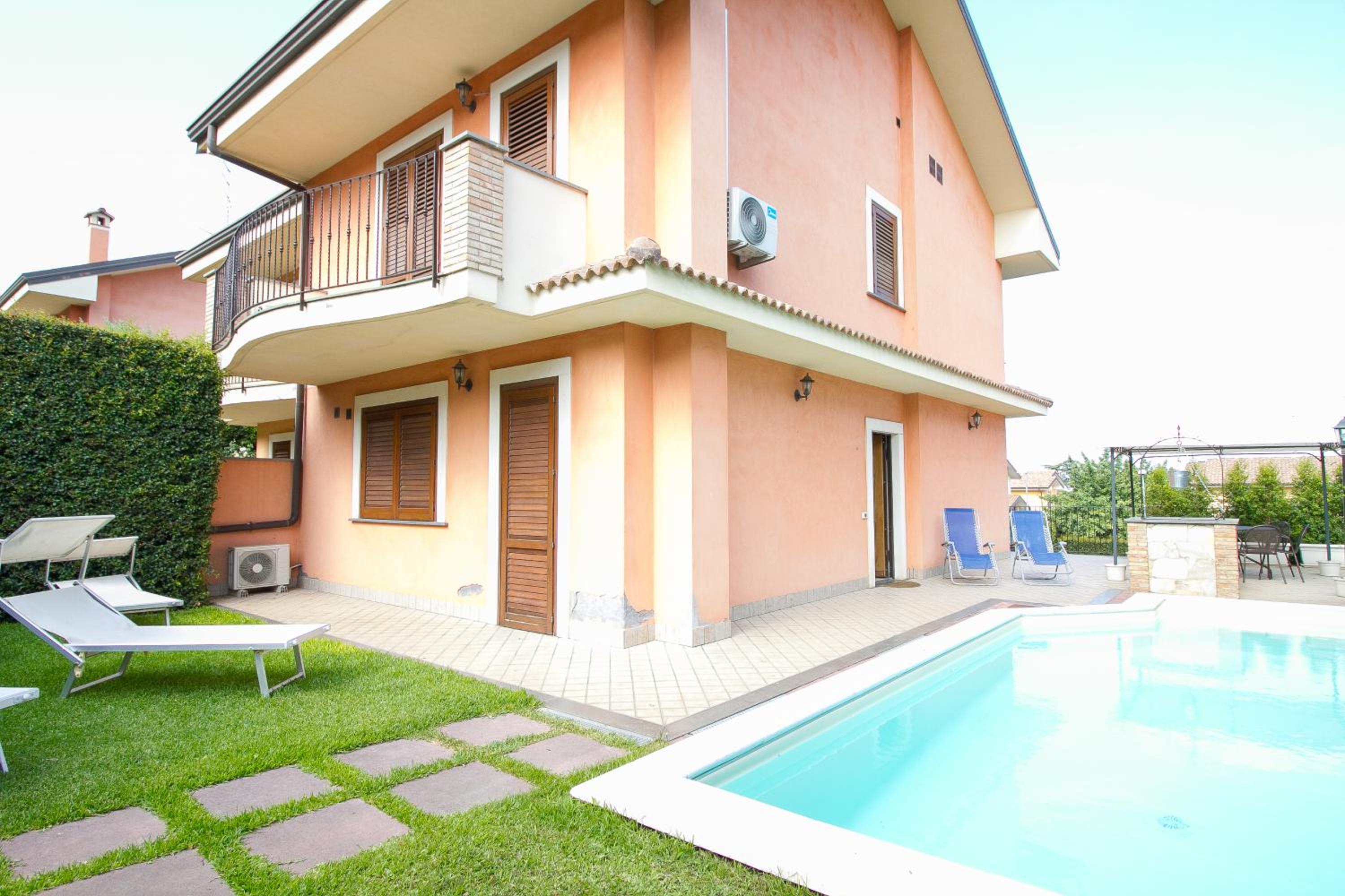 Six-Bedroom House - Photo 6