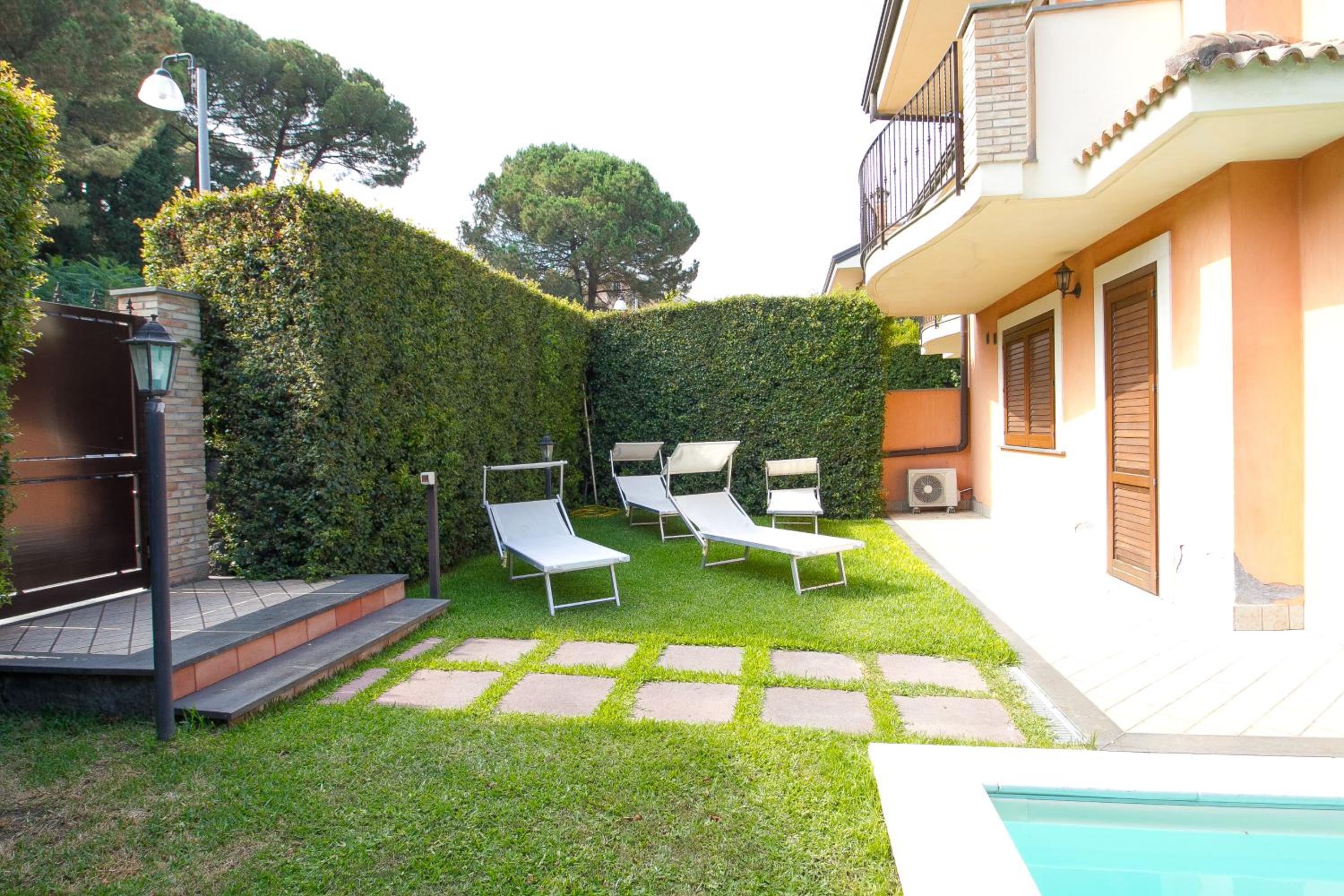 Six-Bedroom House - Photo 9