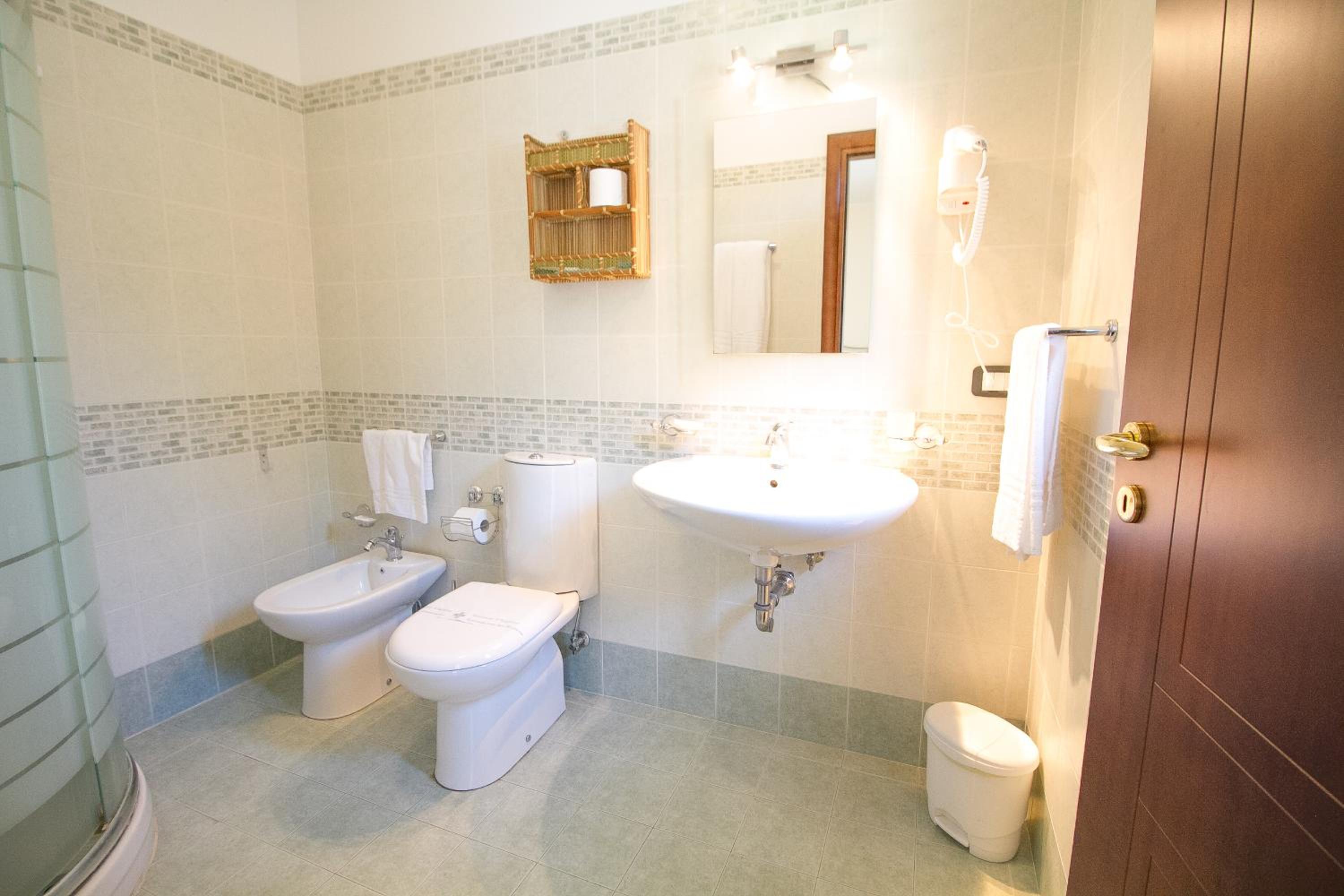 Six-Bedroom House - Photo 29