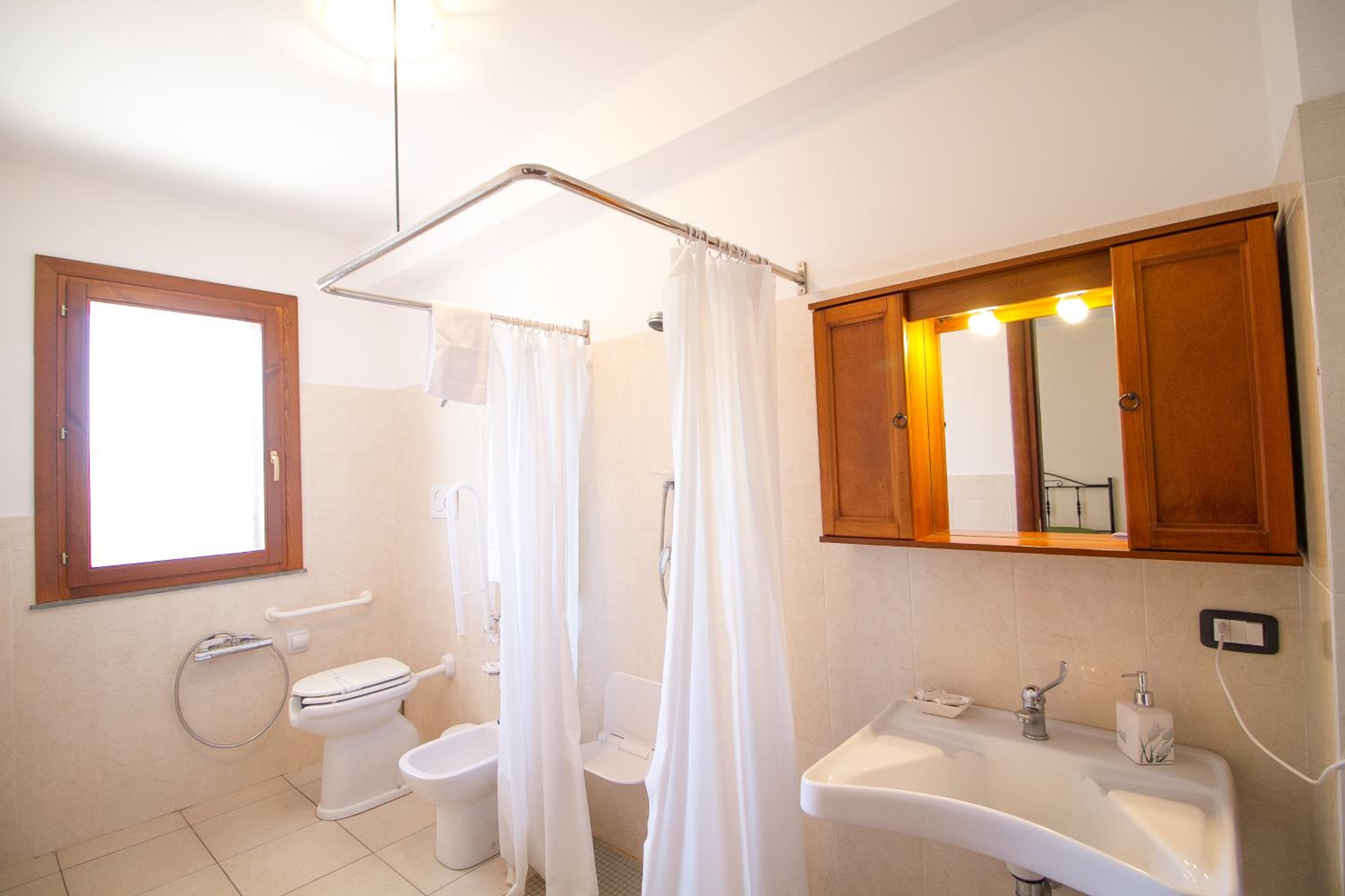 Six-Bedroom House - Photo 28
