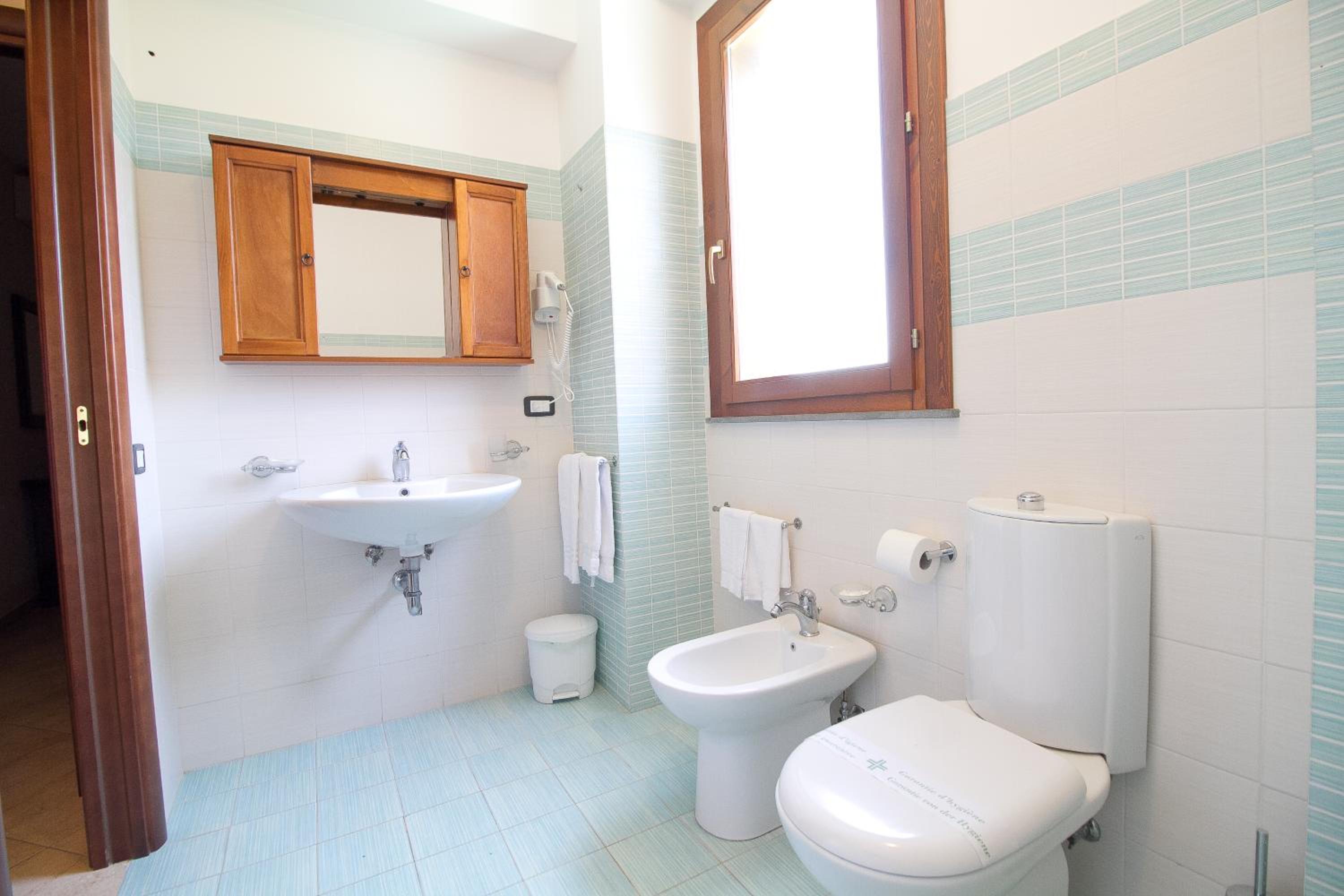 Six-Bedroom House - Photo 26