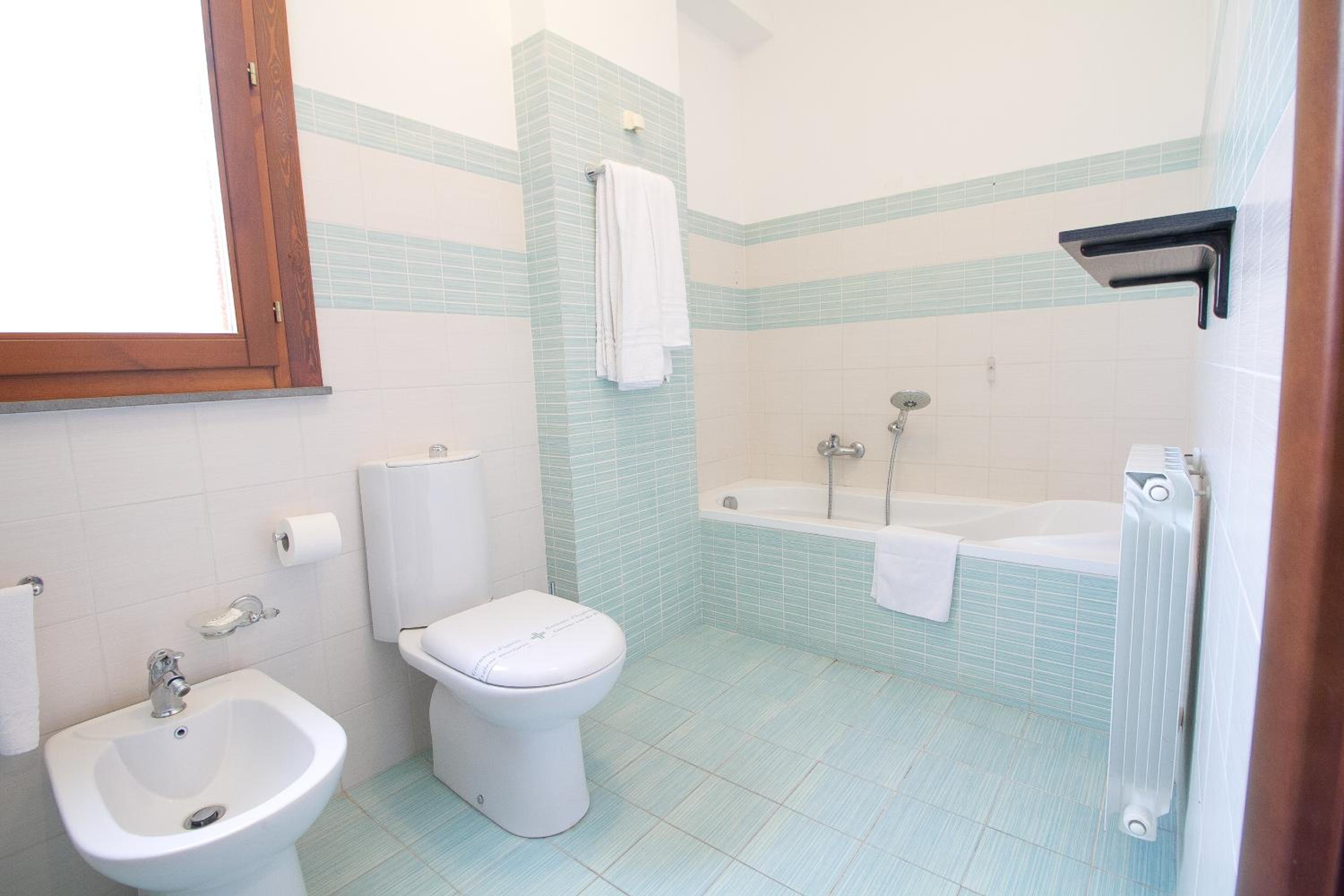 Six-Bedroom House - Photo 24