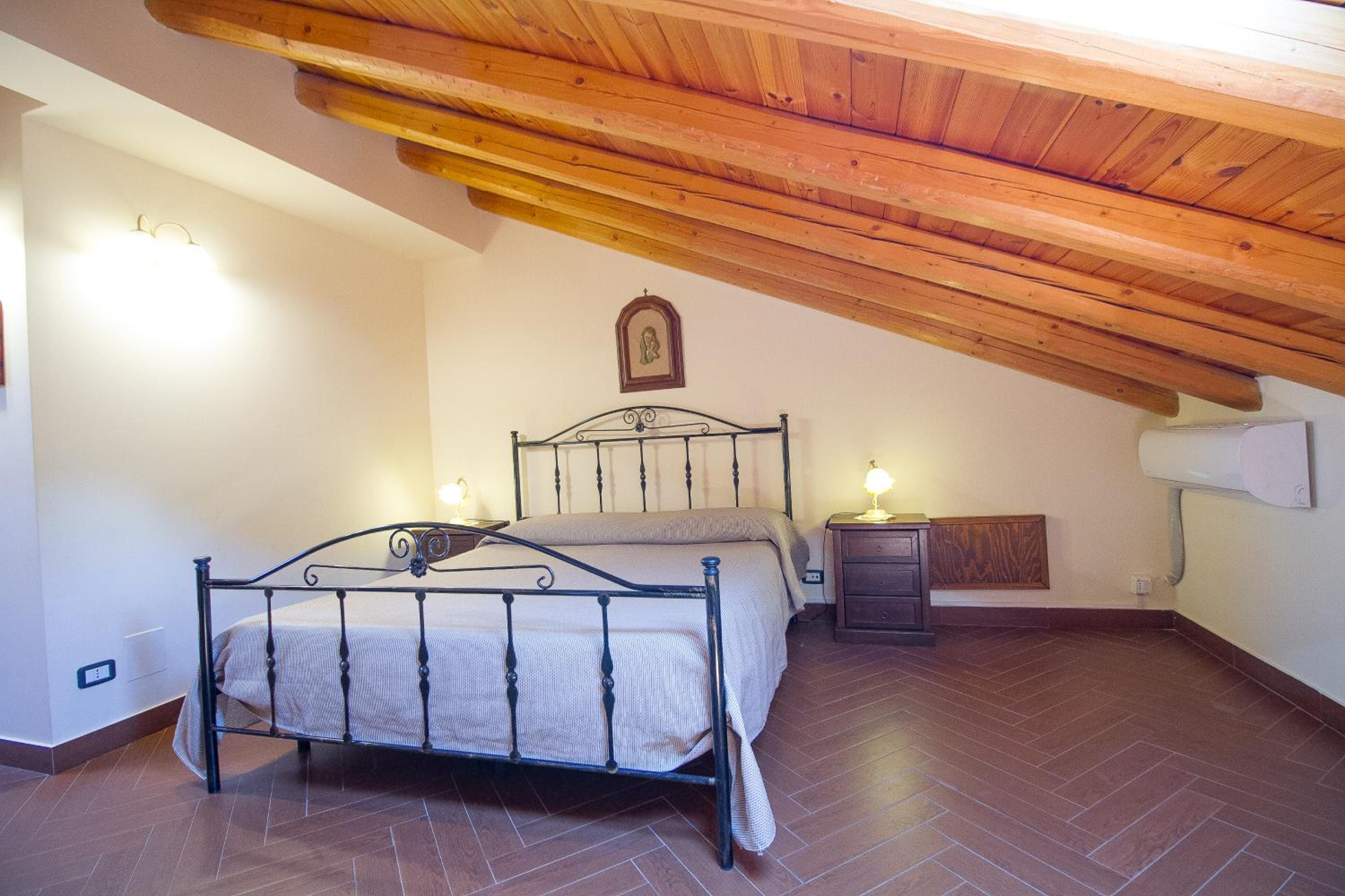 Six-Bedroom House - Photo 25