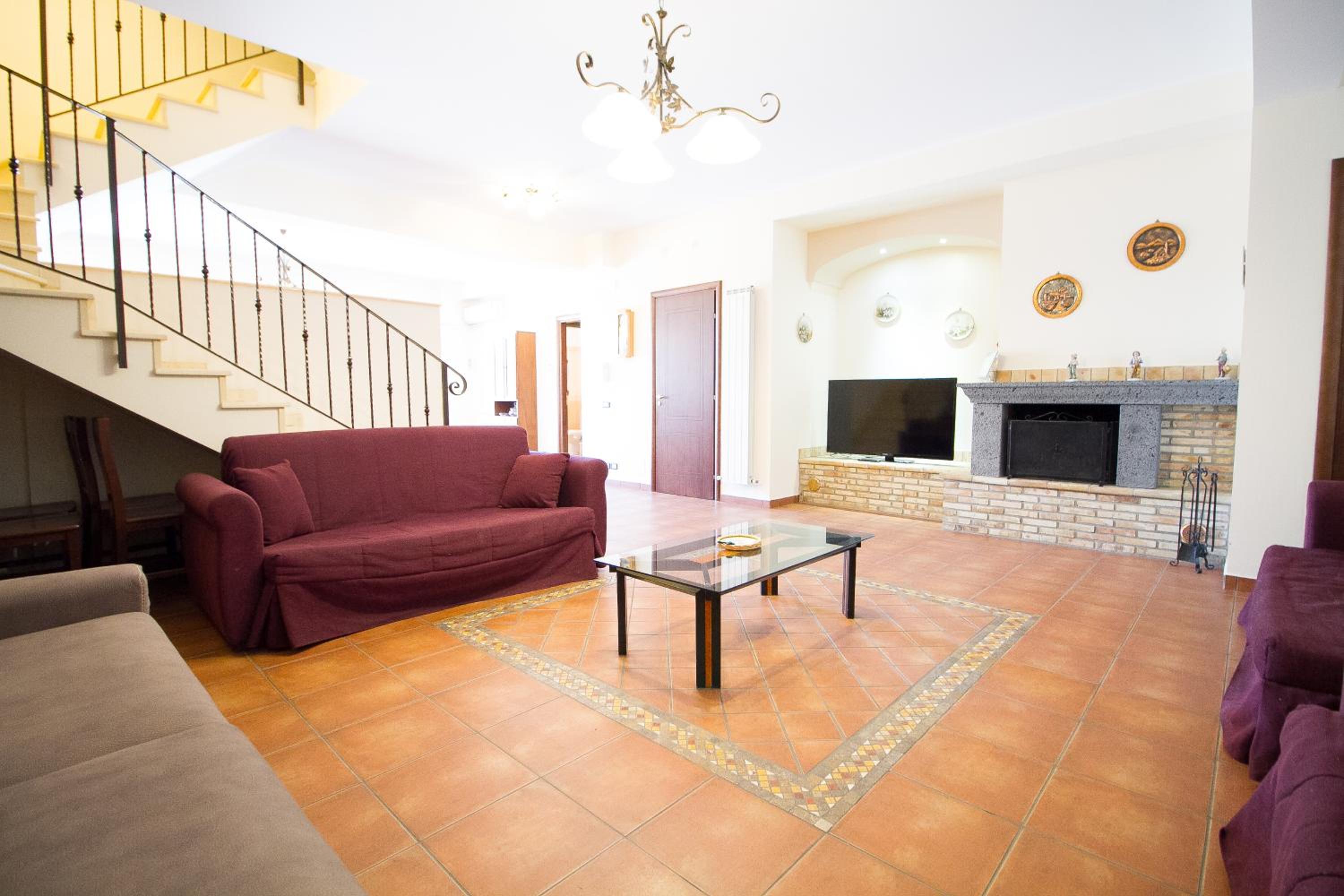 Six-Bedroom House - Photo 23