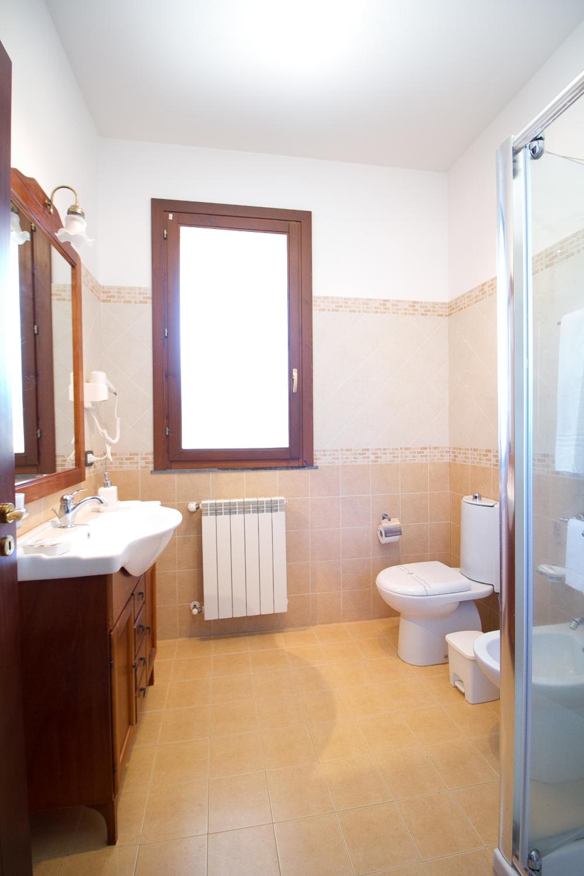 Six-Bedroom House - Photo 22