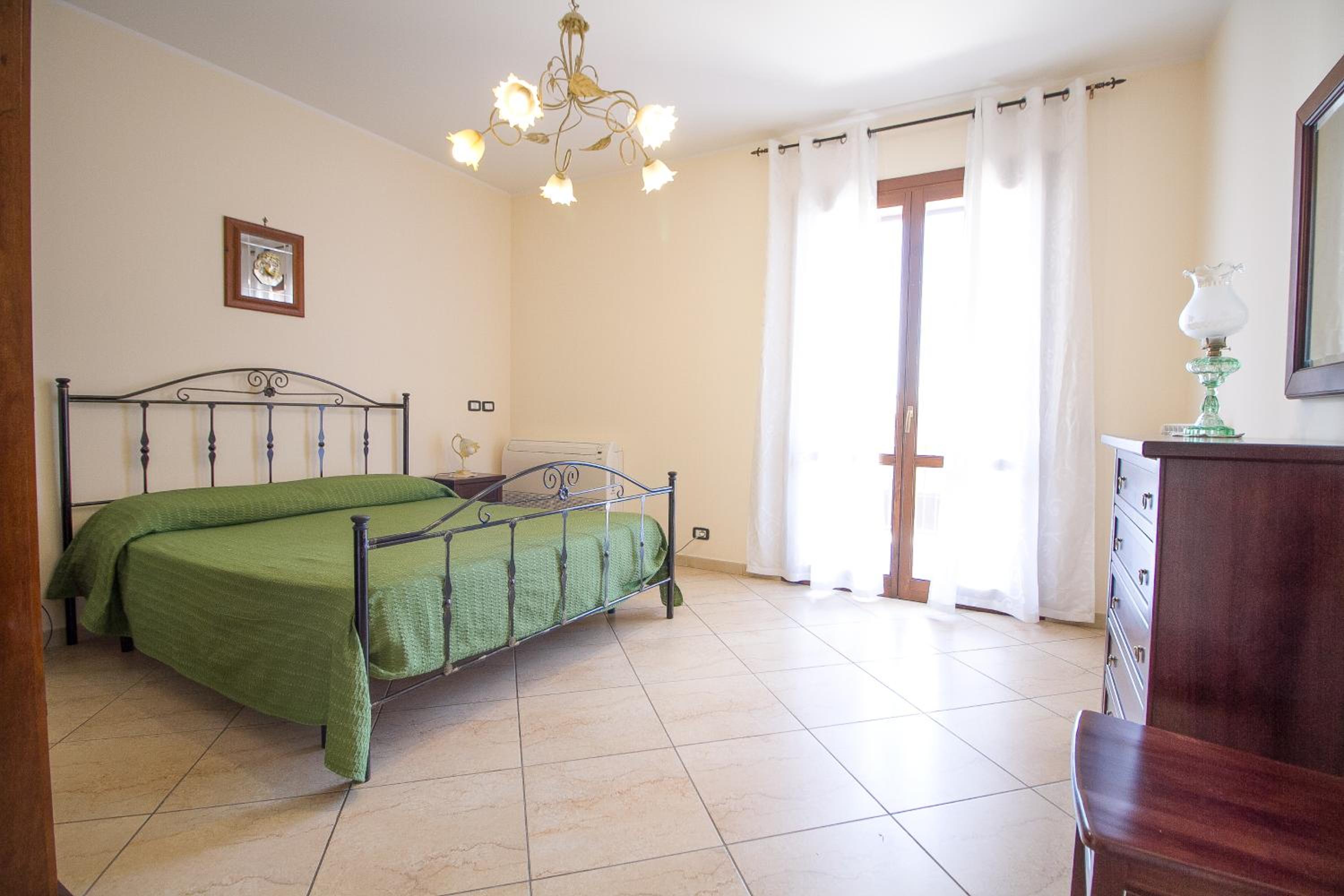 Six-Bedroom House - Photo 21