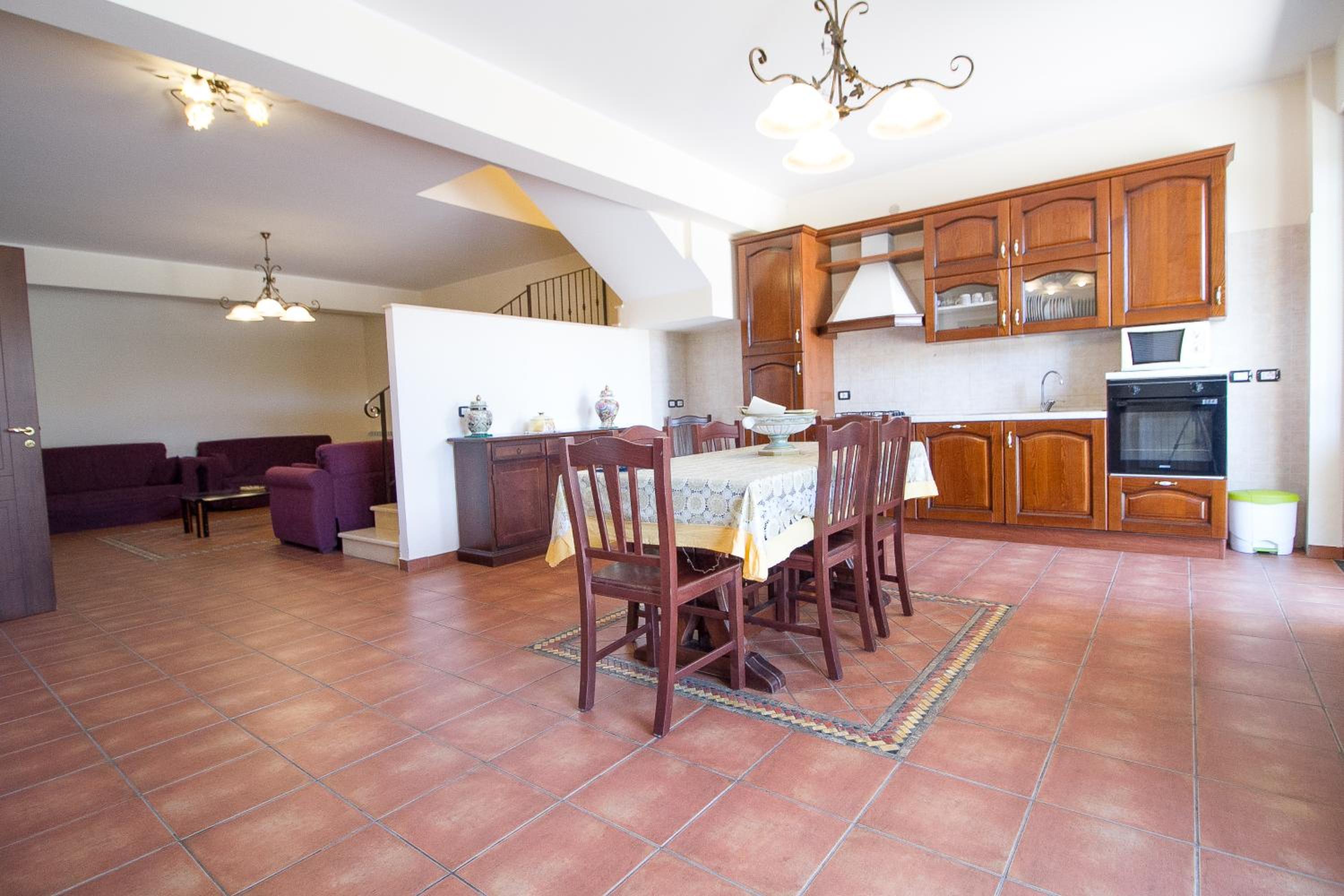 Six-Bedroom House - Photo 18