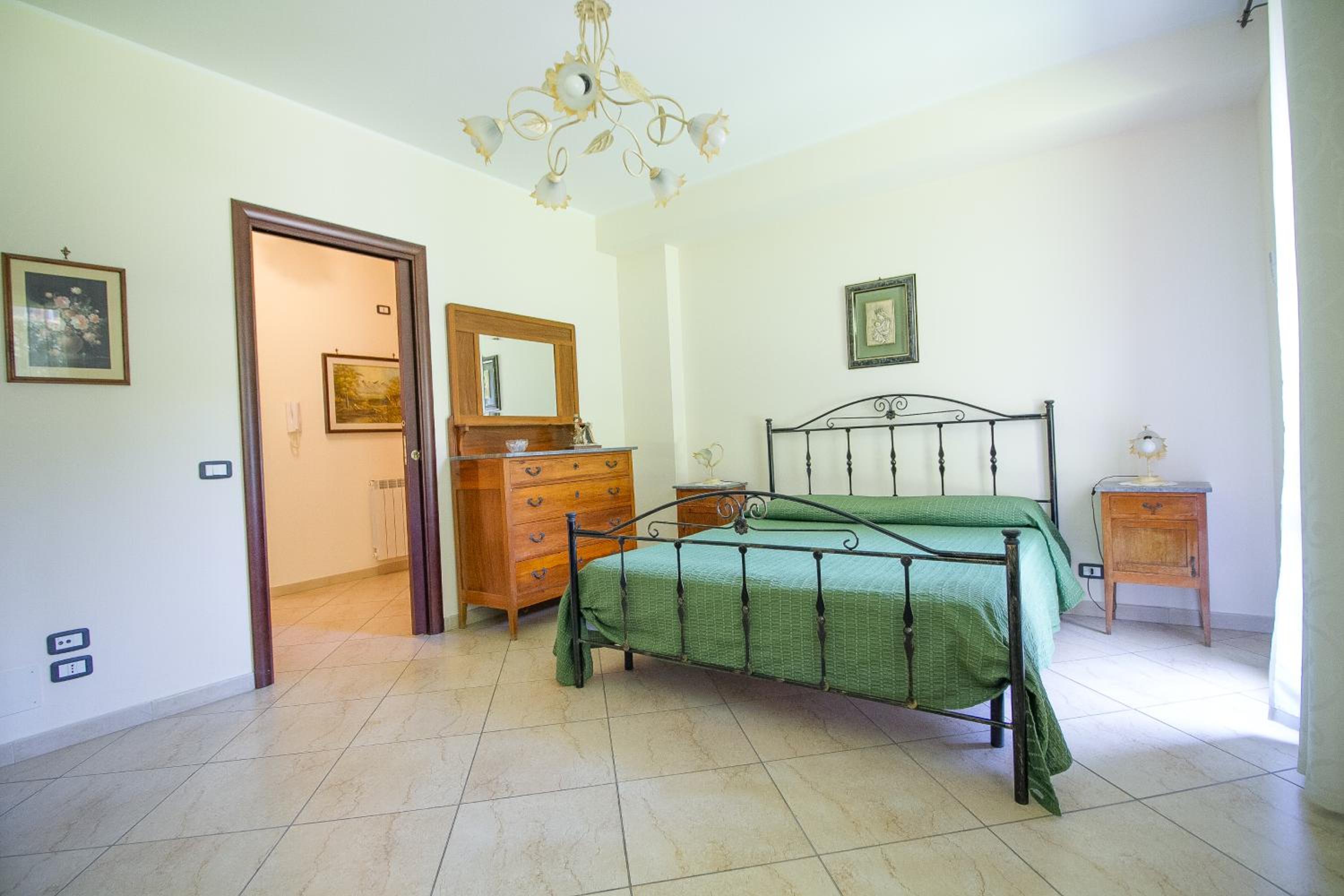 Six-Bedroom House - Photo 17