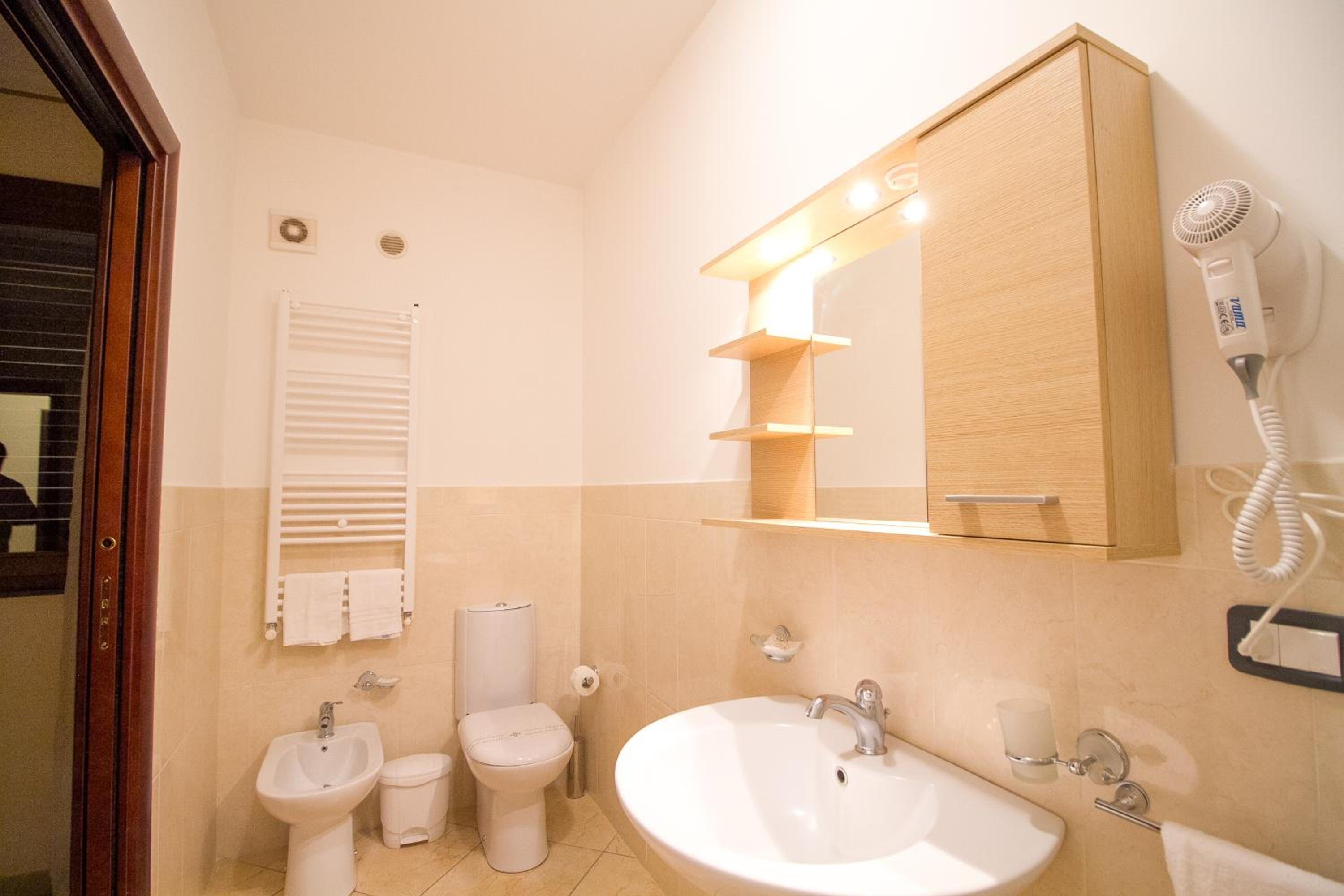 Six-Bedroom House - Photo 16