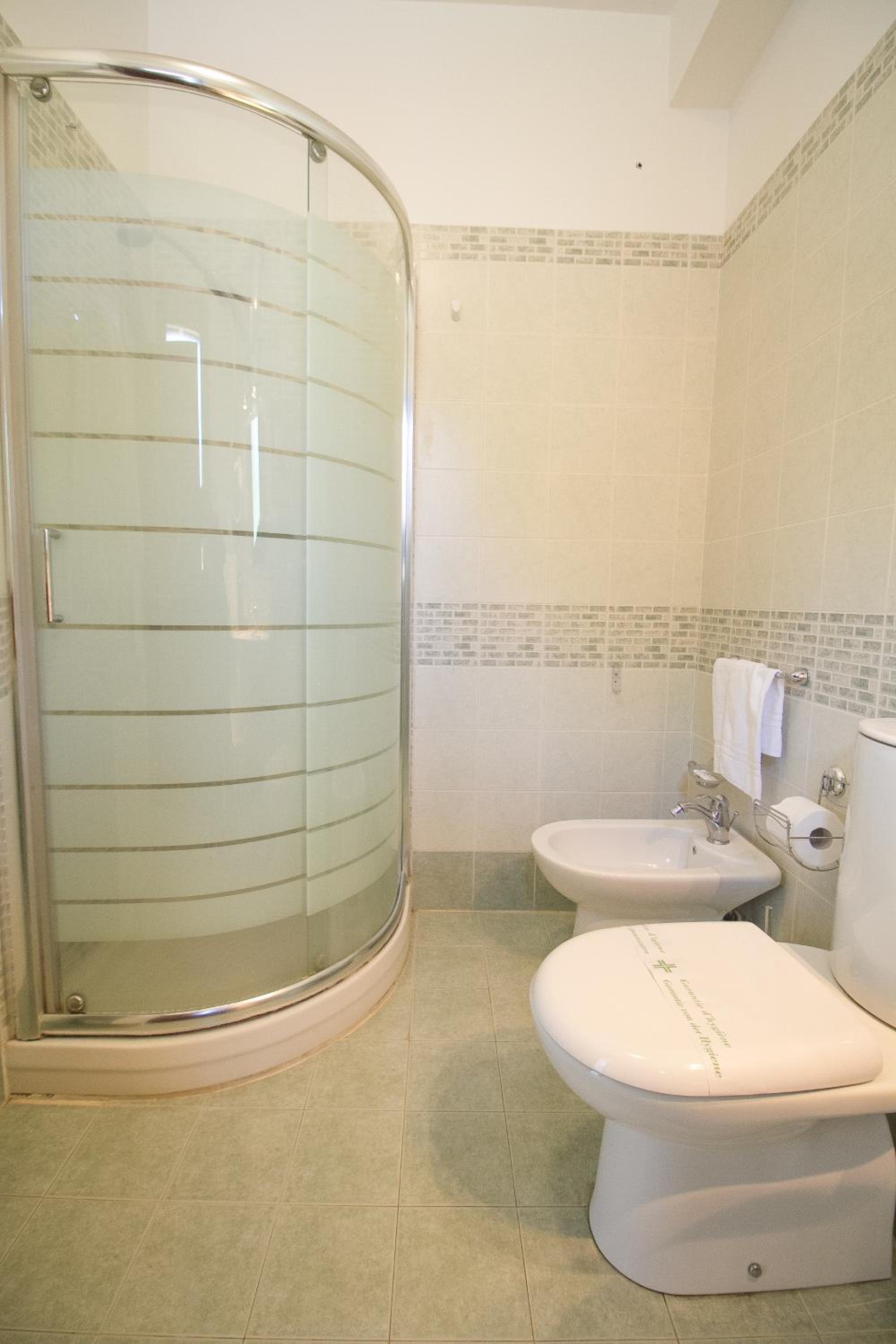 Six-Bedroom House - Photo 15