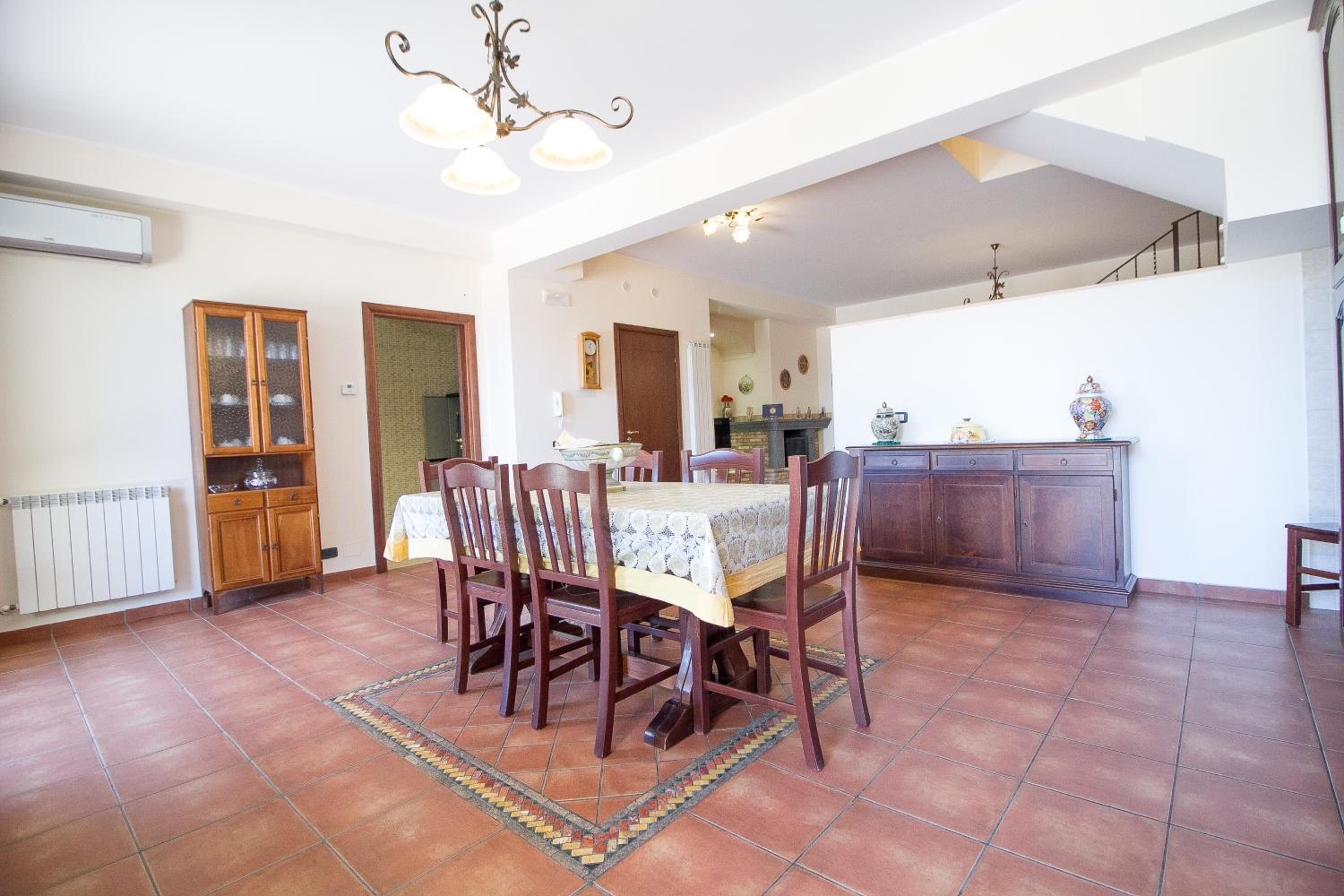 Six-Bedroom House - Photo 14