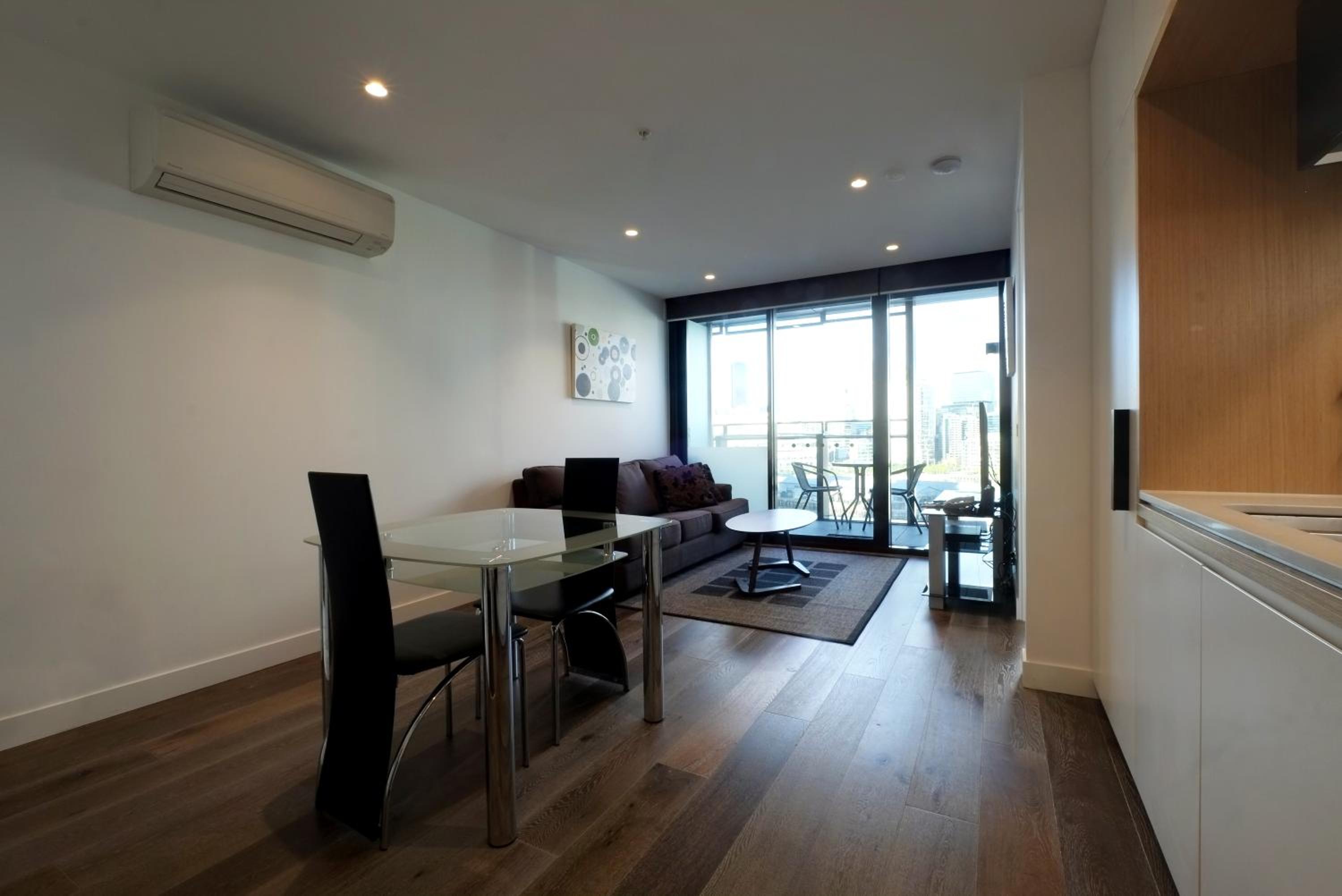 Executive One-Bedroom Apartment thumbnail 5