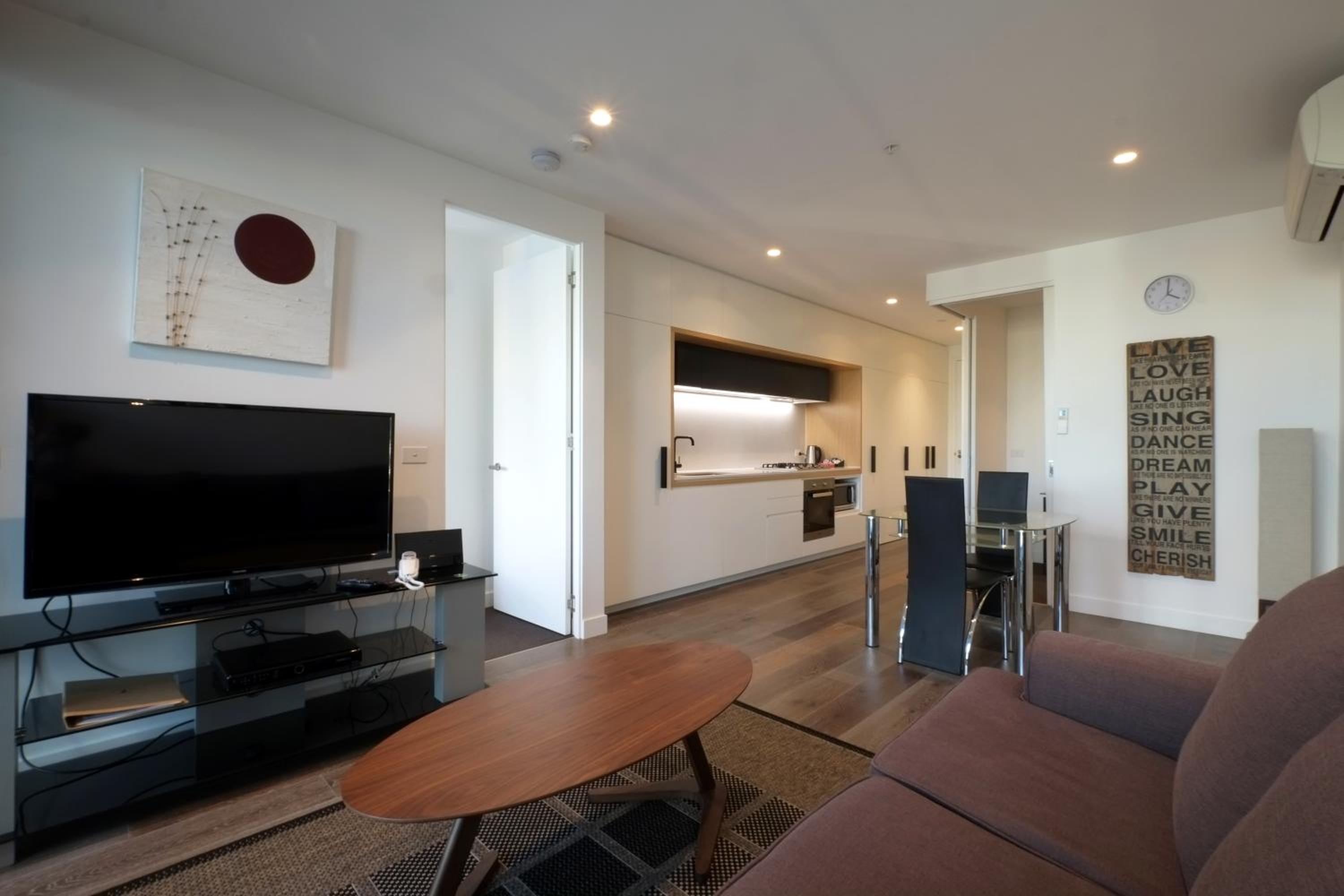Executive One-Bedroom Apartment thumbnail 6