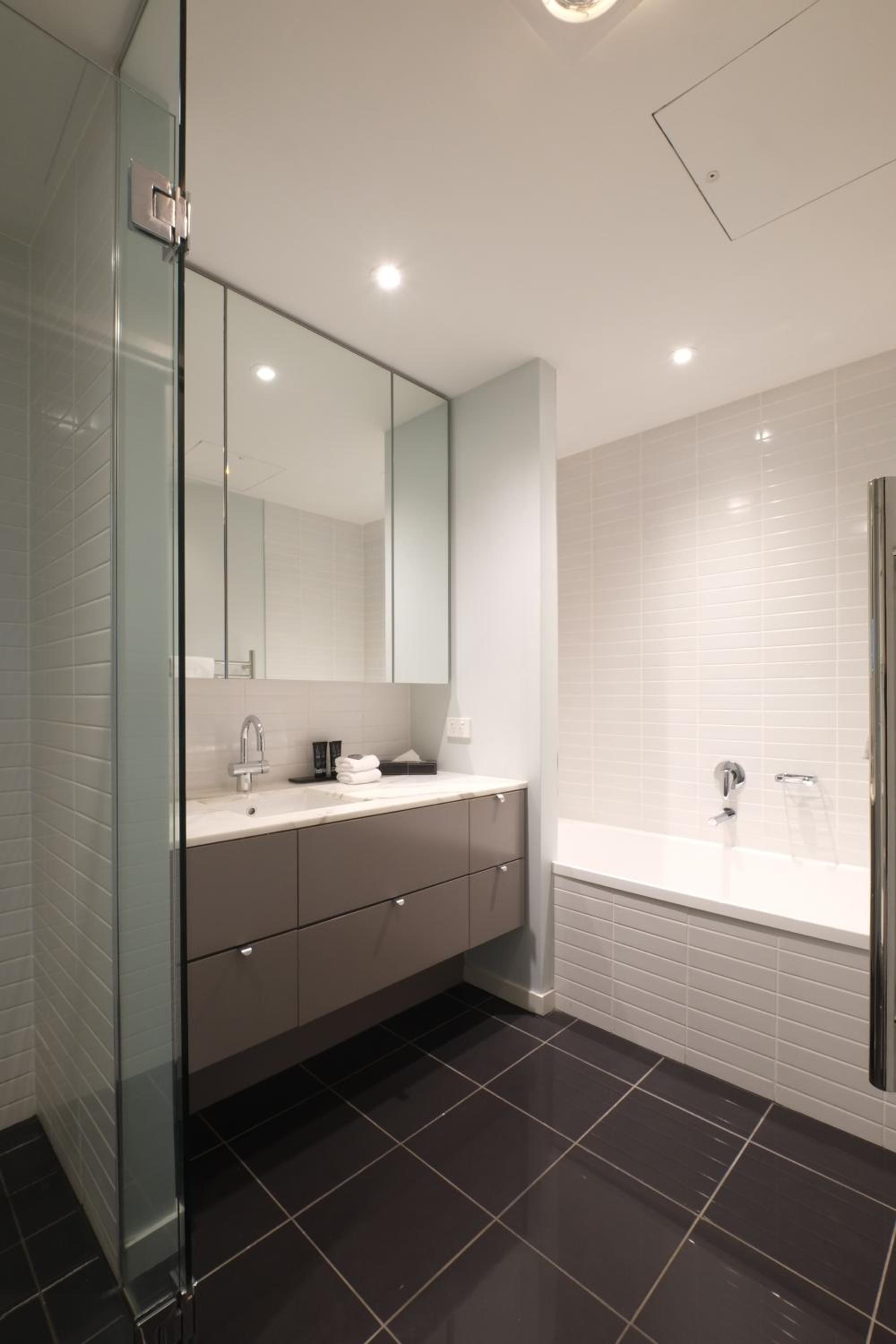 Executive Two-Bedroom, Two-Bathroom Apartment thumbnail 5