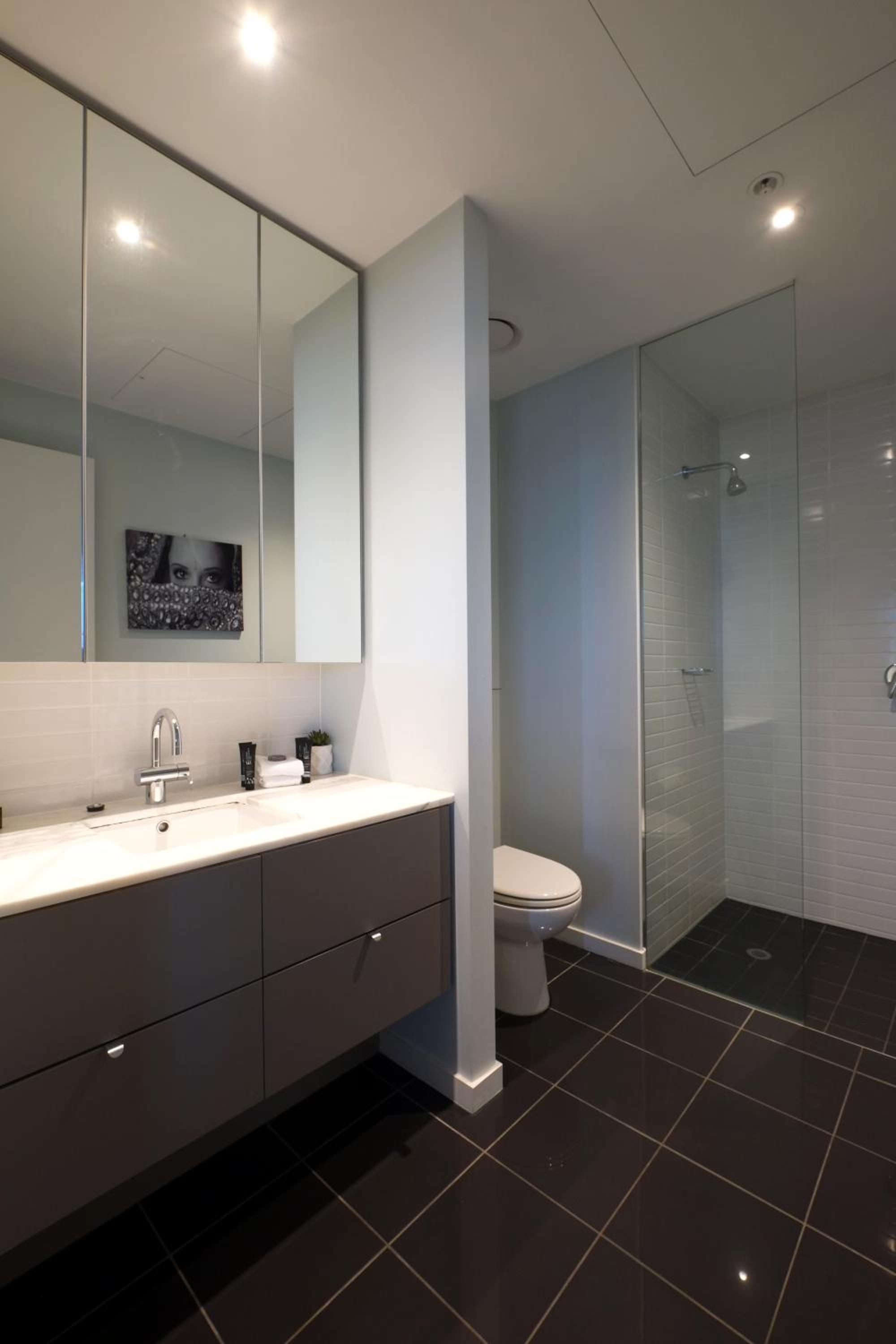Executive Two-Bedroom, Two-Bathroom Apartment thumbnail 6