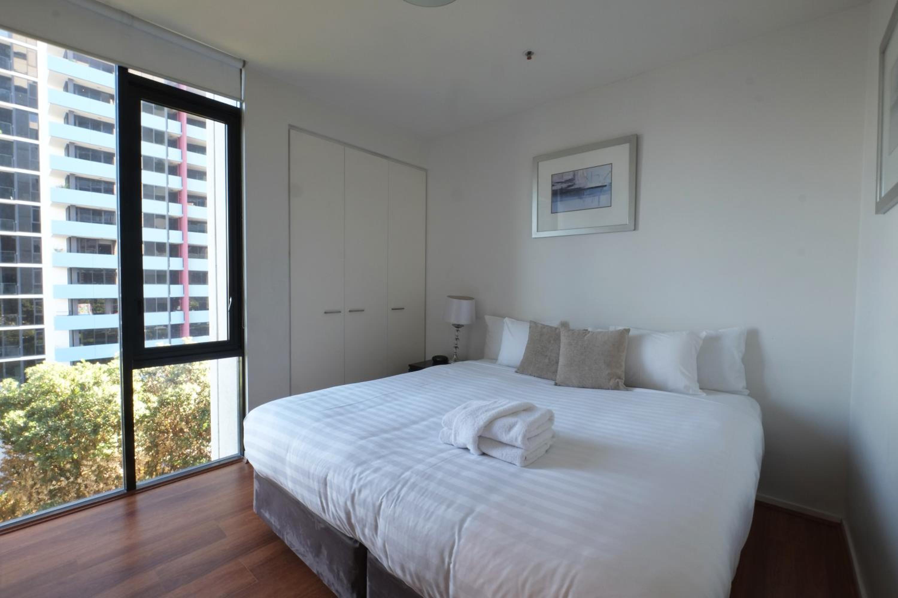 Executive Three-Bedroom, Two-Bathroom Apartment thumbnail 5