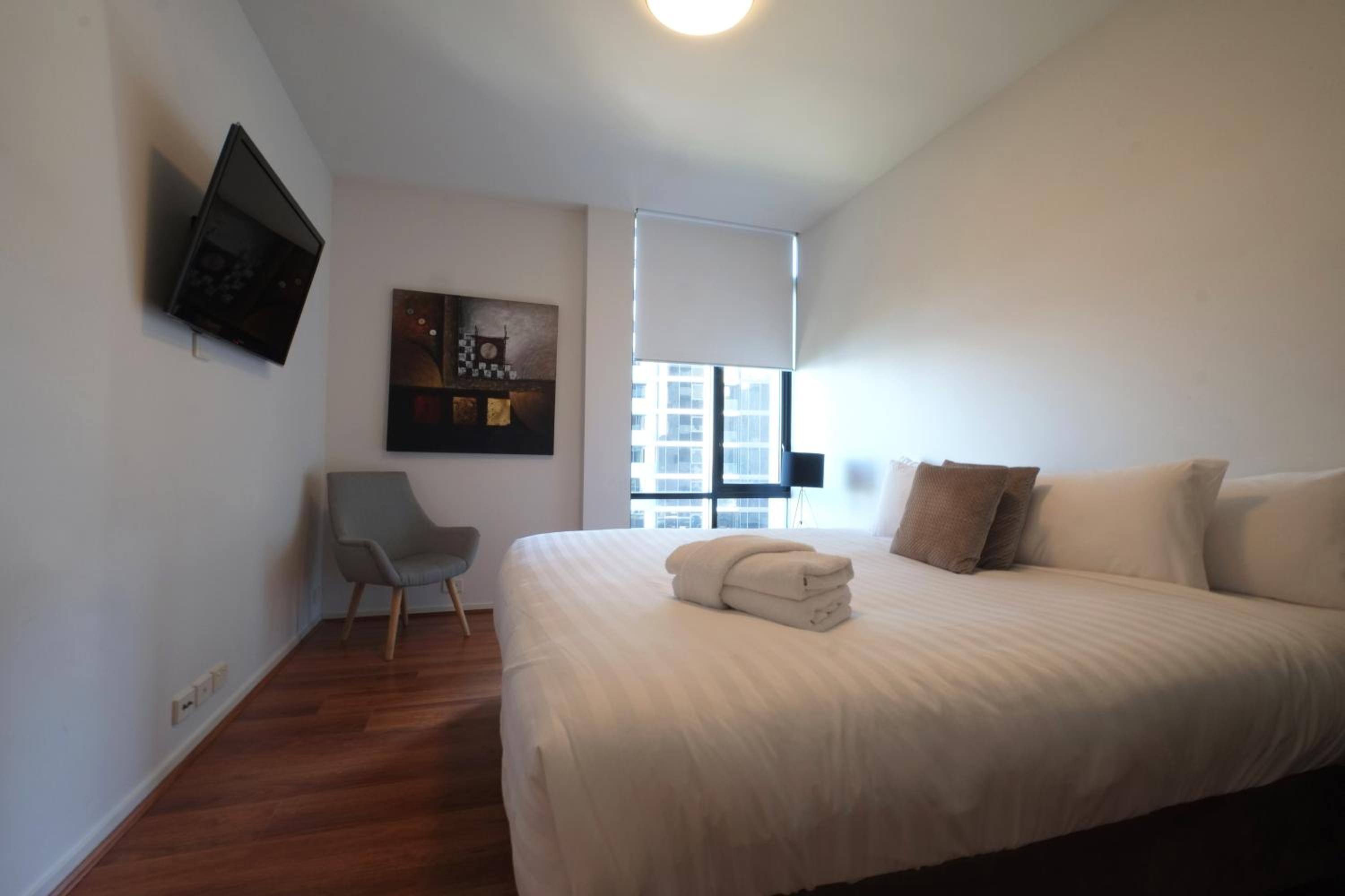 Executive Three-Bedroom, Two-Bathroom Apartment thumbnail 6