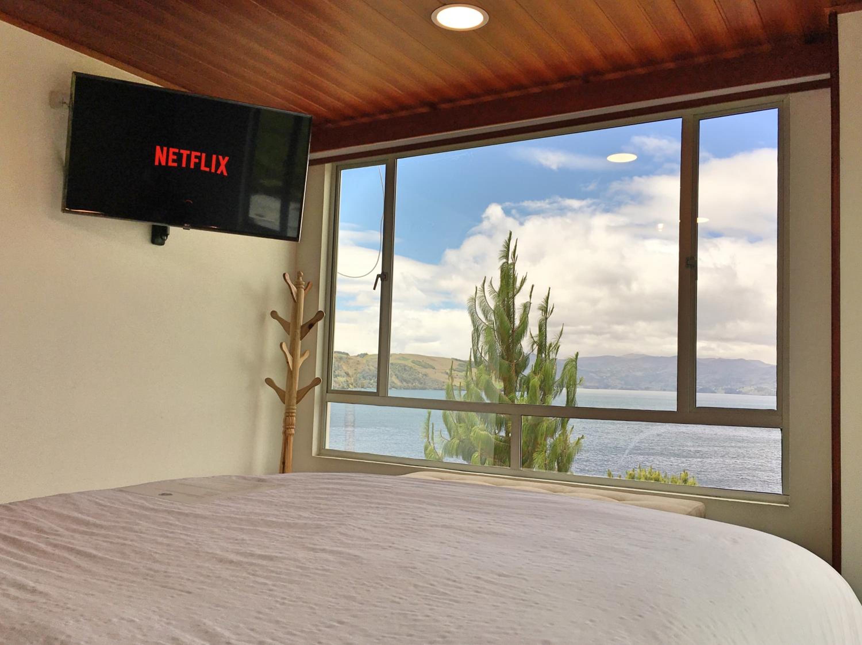 Family Room with Lake View photo 3