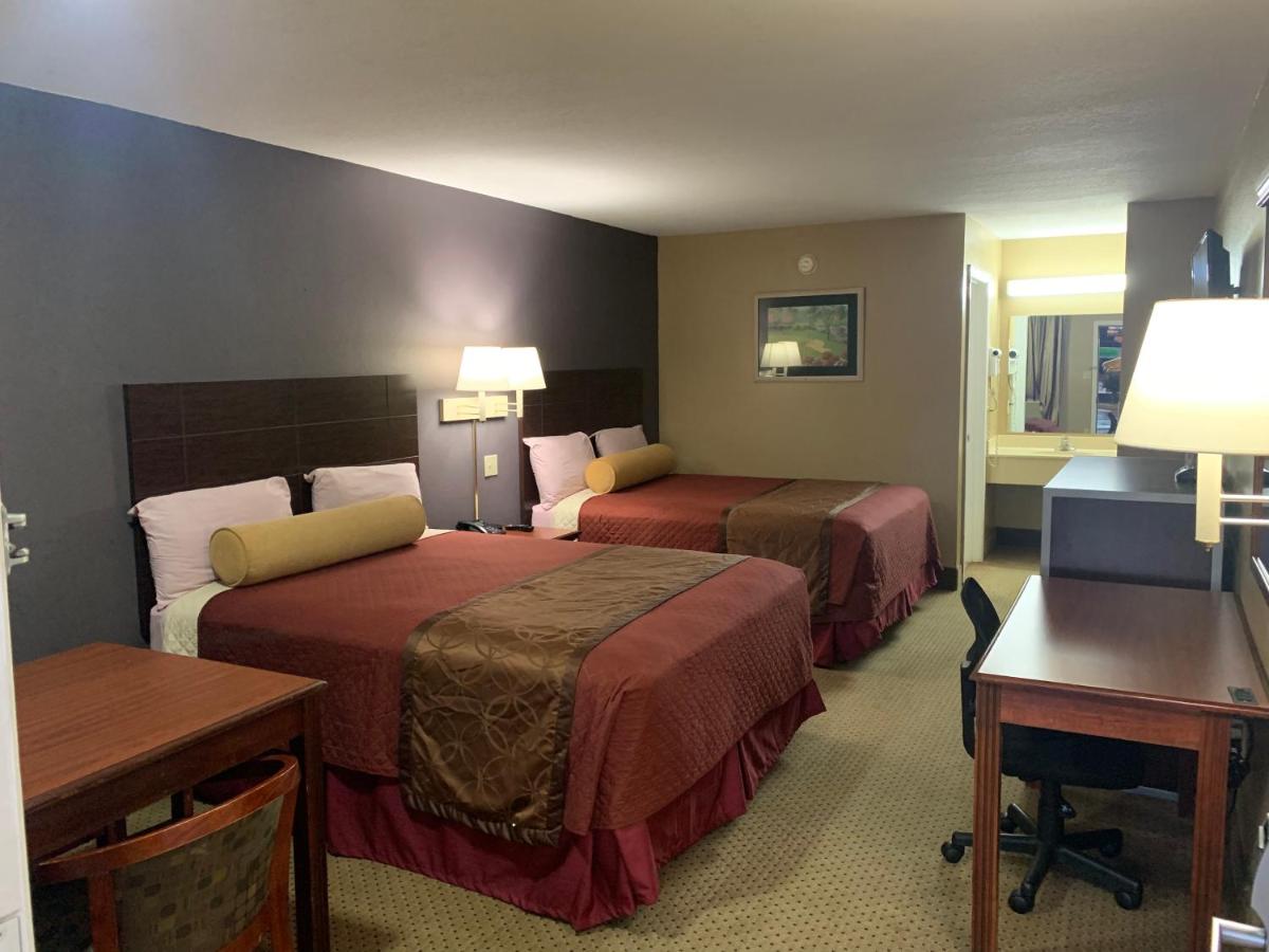 Queen Room with Two Queen Beds photo 1