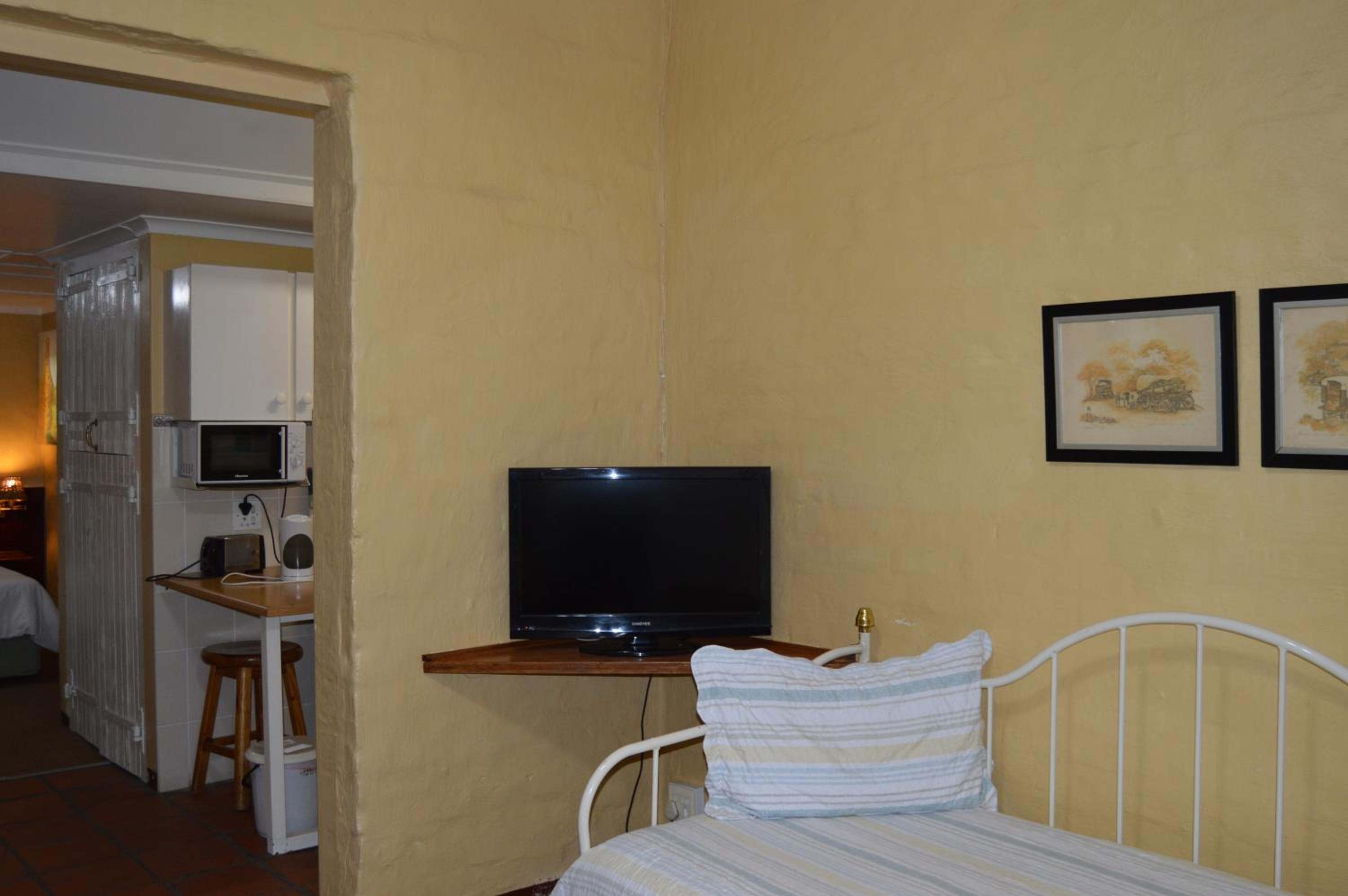 Family Room With Kitchenette photo 2