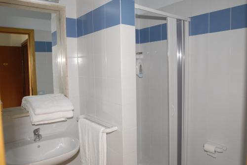 Double or Twin Room with Swimming Pool Access photo 2