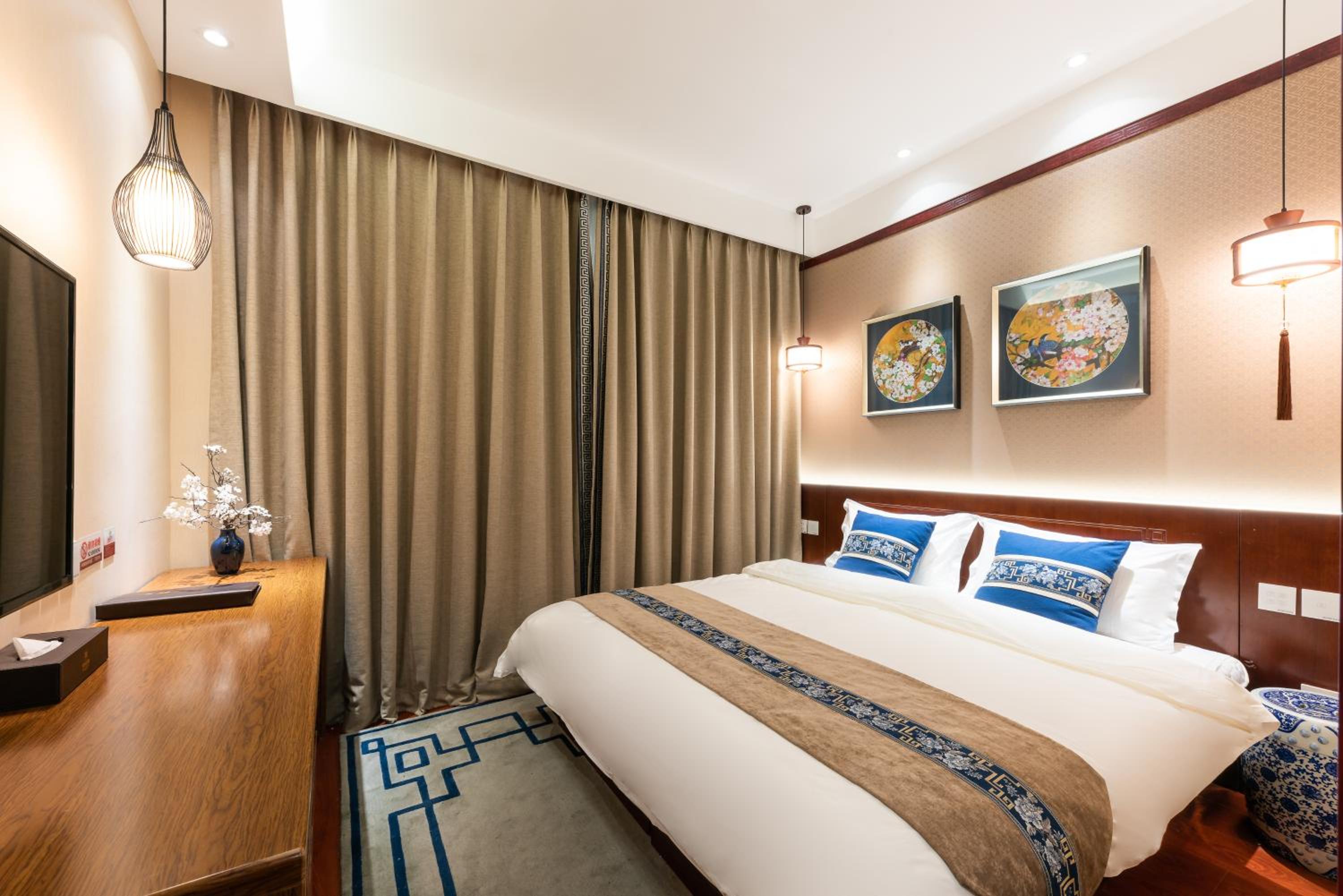 Standard Queen Room