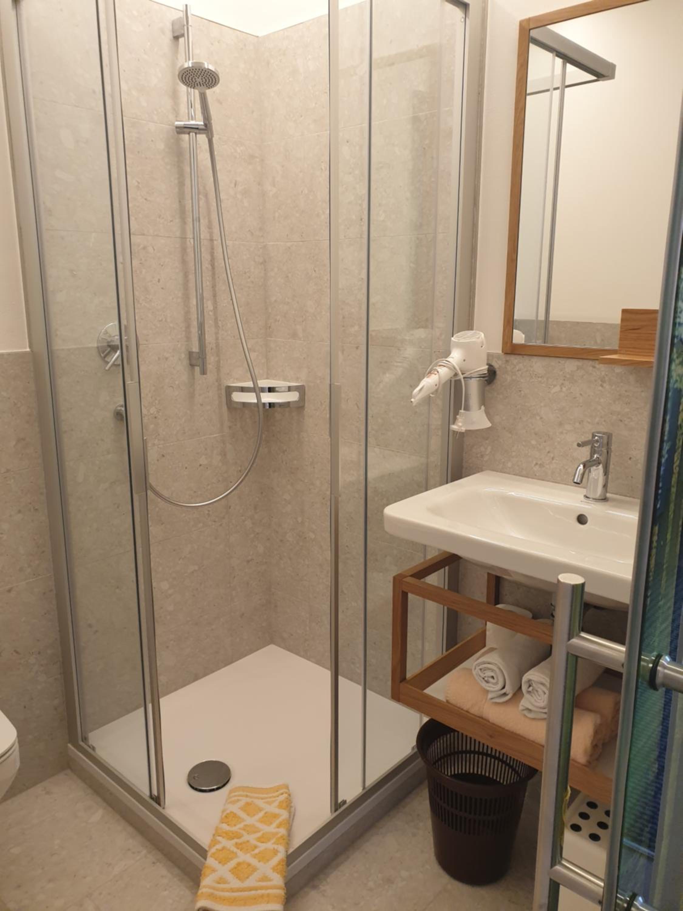 Budget Twin Room - Photo 3